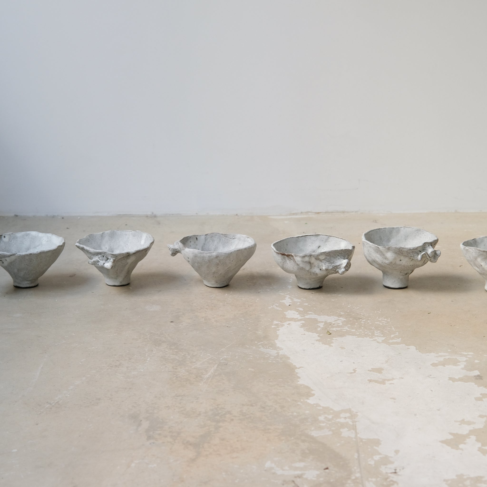 Bol sculptural " Colette" 02 en grès D 14cm - blanc mat de Katia Soussan chez Brutal Ceramics
