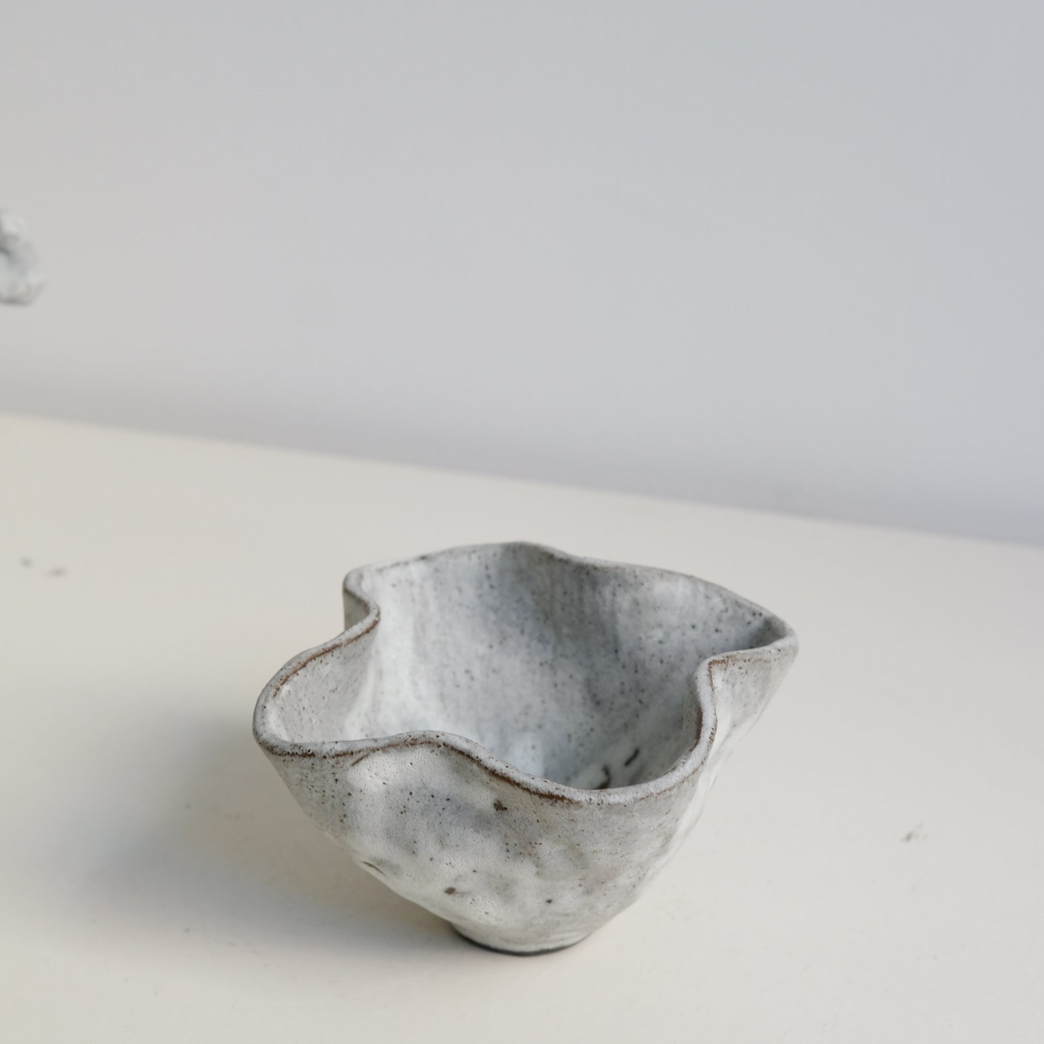 Set de 3 Bols sculpturaux " Colette" - blanc mat de Katia Soussan chez Brutal Ceramics