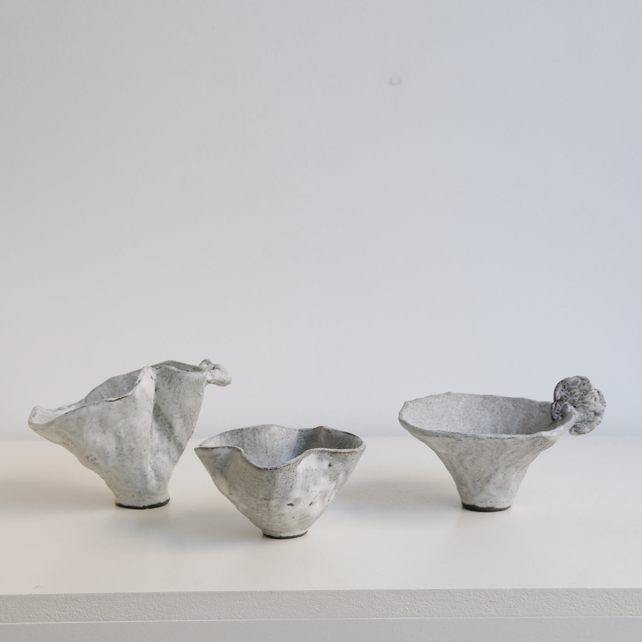 Set de 3 Bols sculpturaux " Colette" - blanc mat de Katia Soussan chez Brutal Ceramics