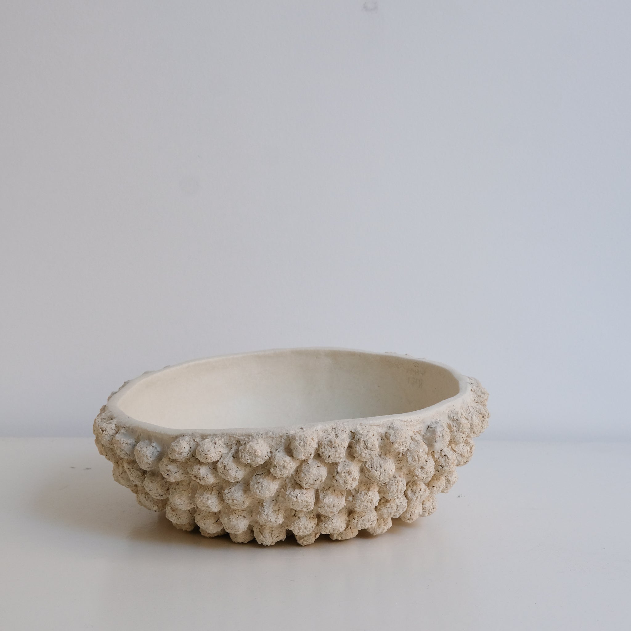 Coupe en grès blanc D 21cm - Blanc beige Katia Soussan chez Brutal Ceramics