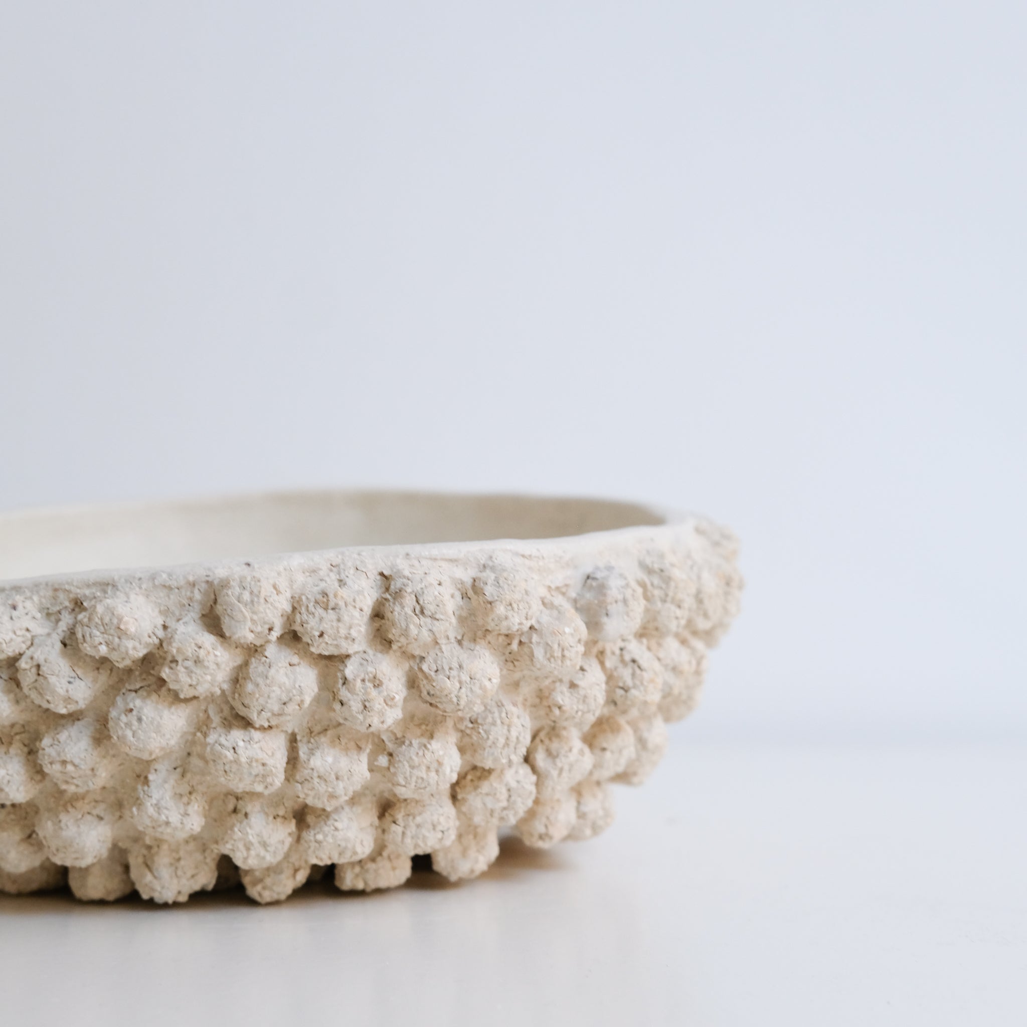 Coupe en grès blanc D 21cm - Blanc beige Katia Soussan chez Brutal Ceramics