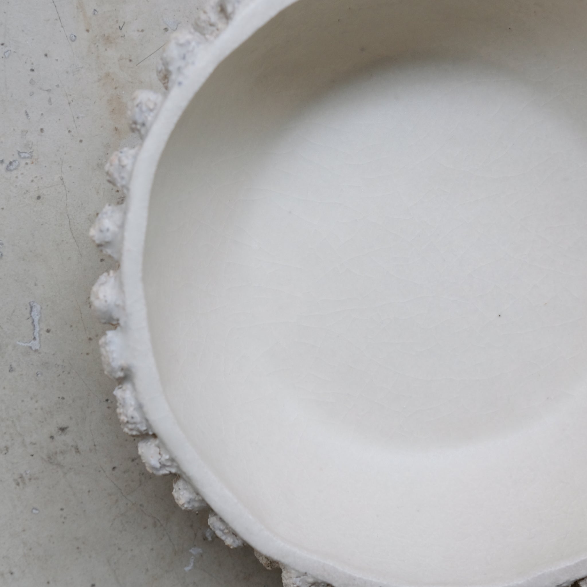 Coupe en grès blanc D 21cm - Blanc beige Katia Soussan chez Brutal Ceramics