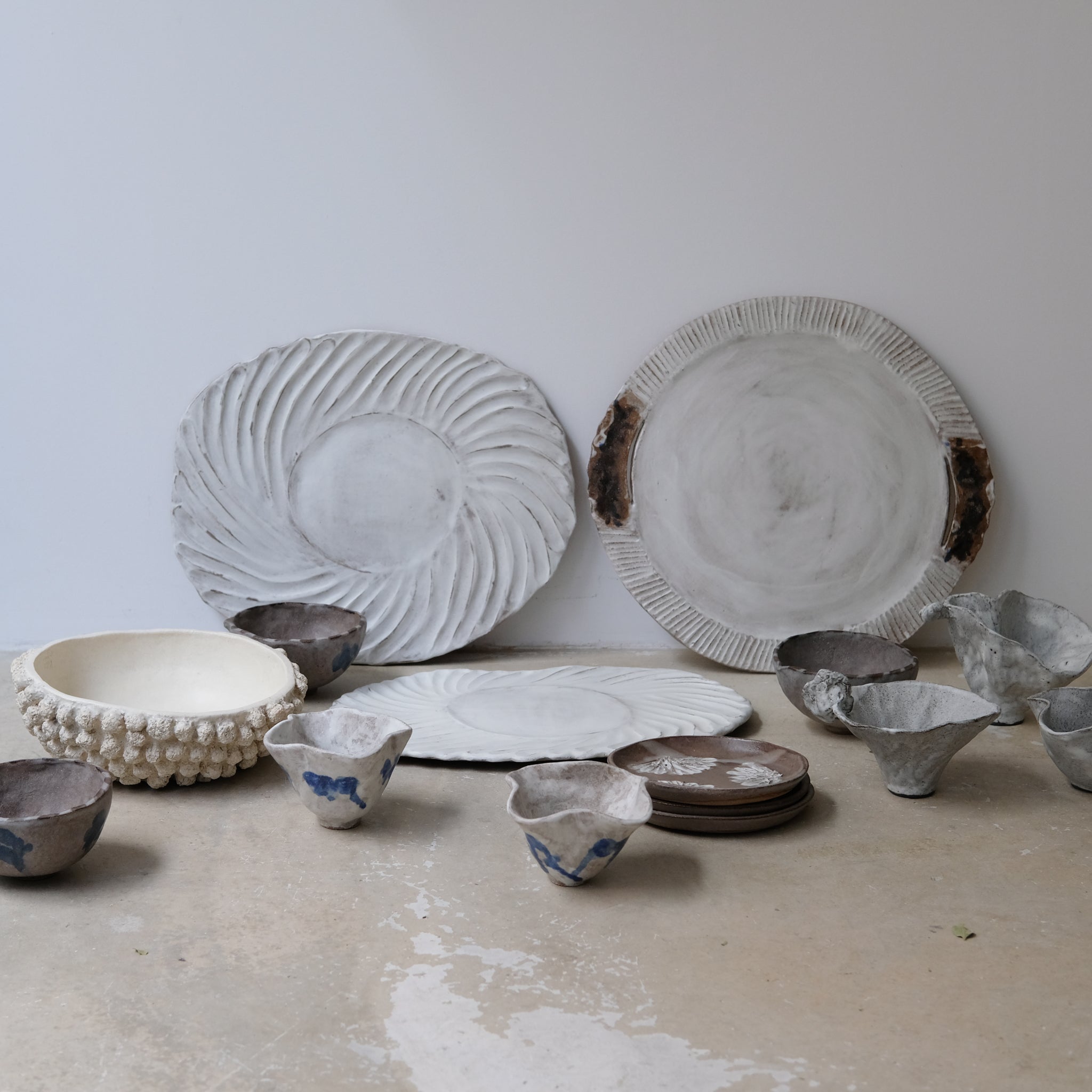 Plateau Gigi 01 en grès L 35cm -blanc mat de Katia Soussan chez Brutal Ceramics