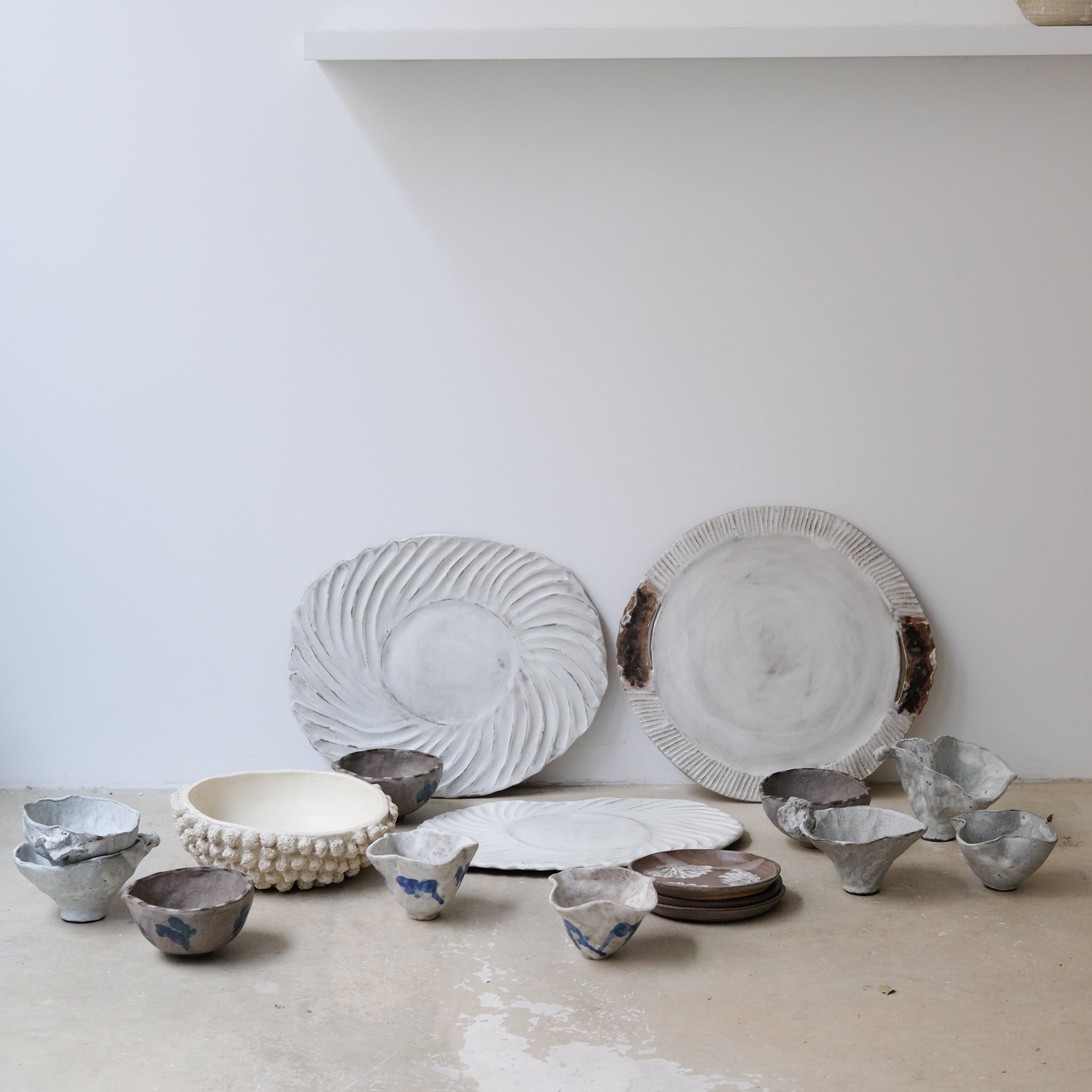 Bol sculptural " Colette" 01 en grès D 14cm - blanc mat de Katia Soussan chez Brutal Ceramics