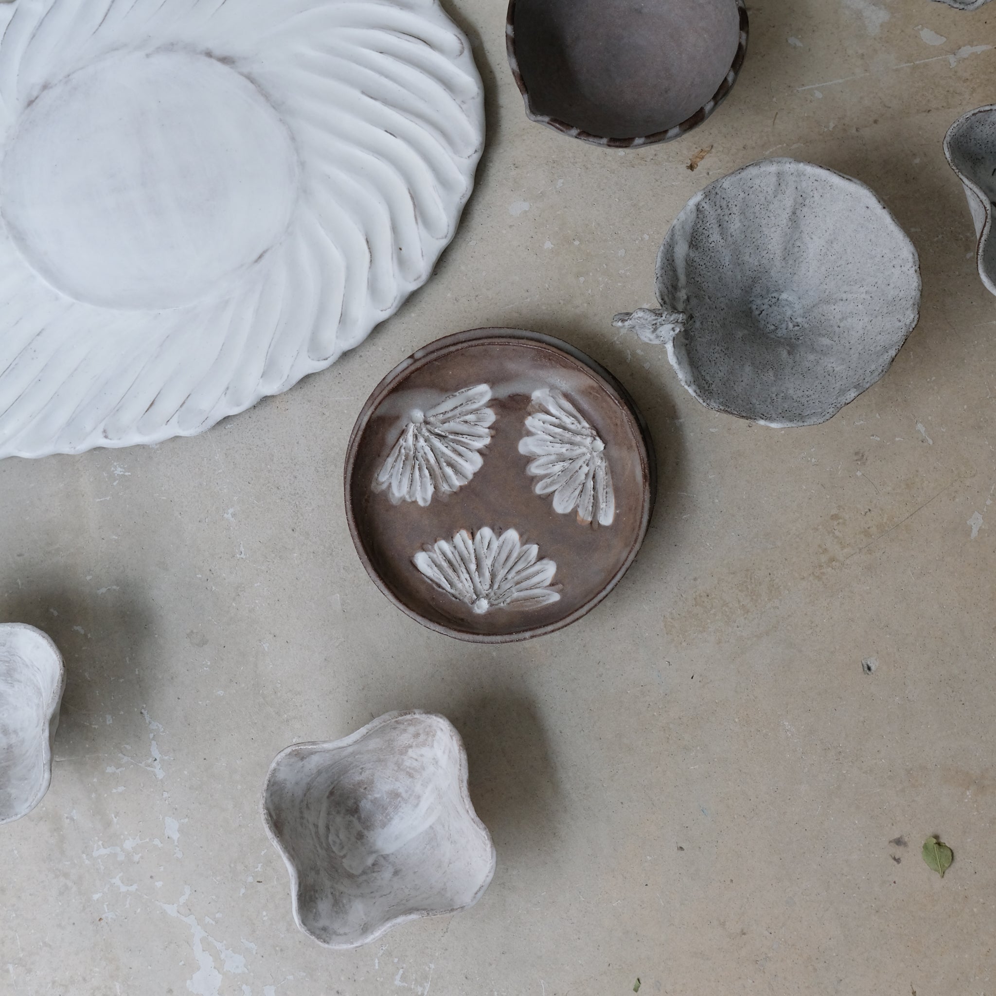 Assiette "Akio' brun et blanc D15cm de Katia Soussan chez Brutal Ceramics