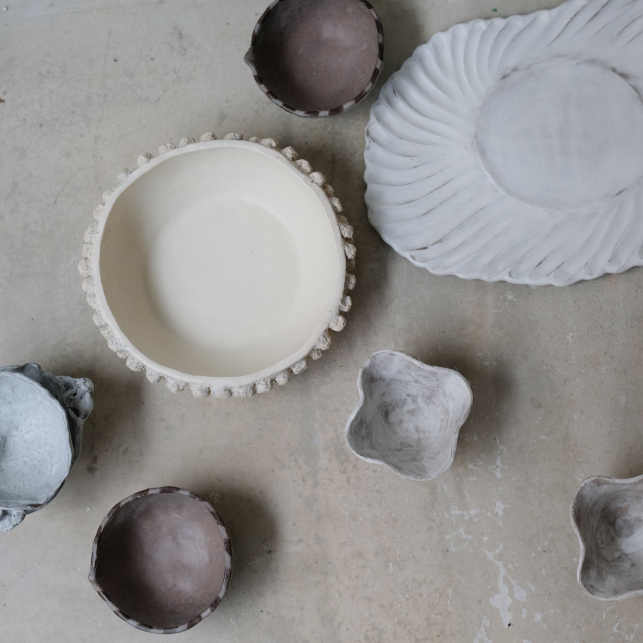 Bol sculptural " Colette" 02 en grès D 14cm - blanc mat de Katia Soussan chez Brutal Ceramics