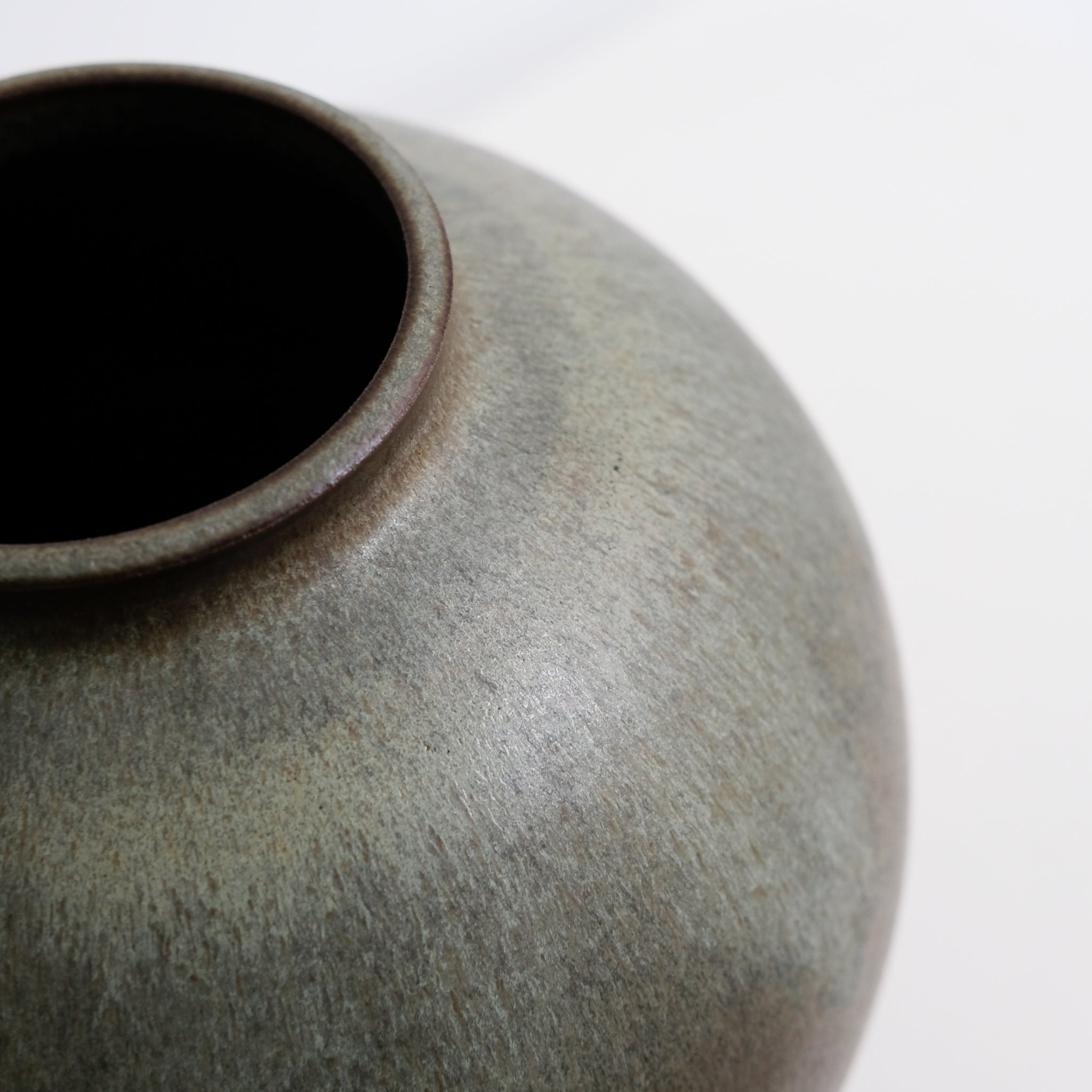 Vase en grès H 22cm - vert mat par Kim Lê chez Brutal Ceramics