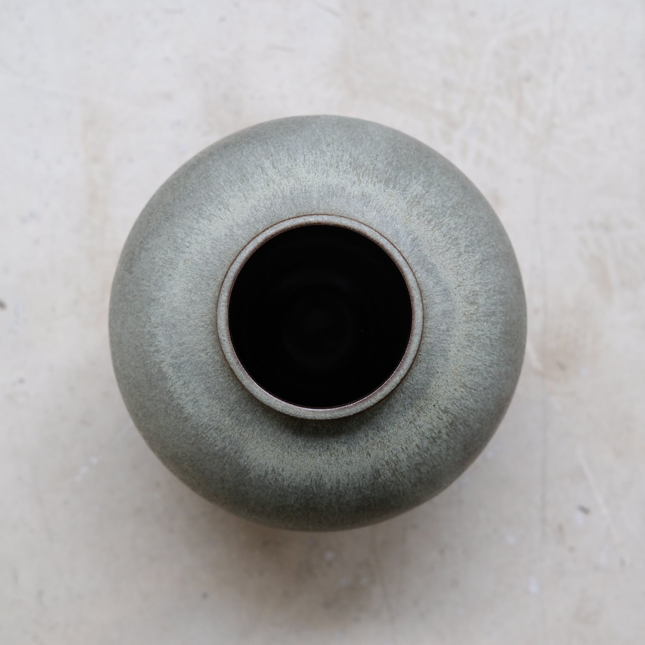 Vase en grès H 22cm - vert mat par Kim Lê chez Brutal Ceramics