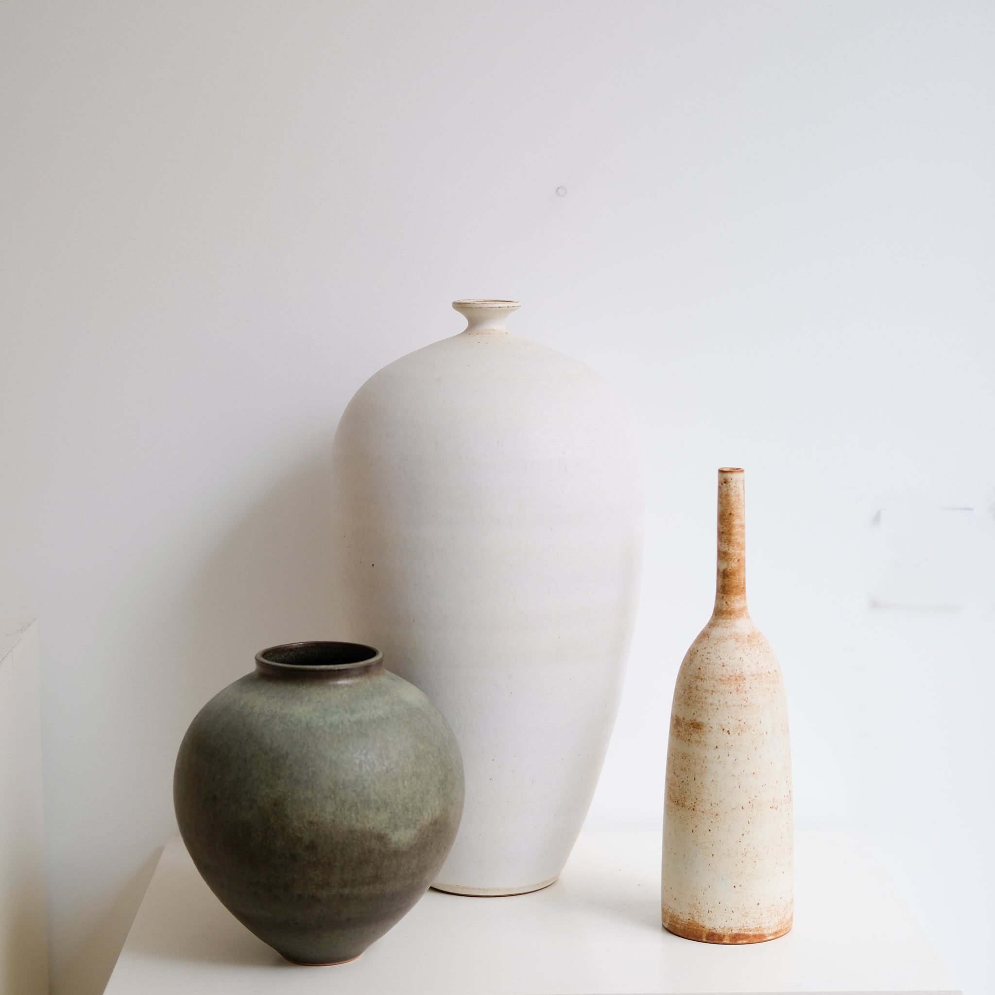Vase en grès H 47cm - blanc mat par Kim Lê chez Brutal Ceramics