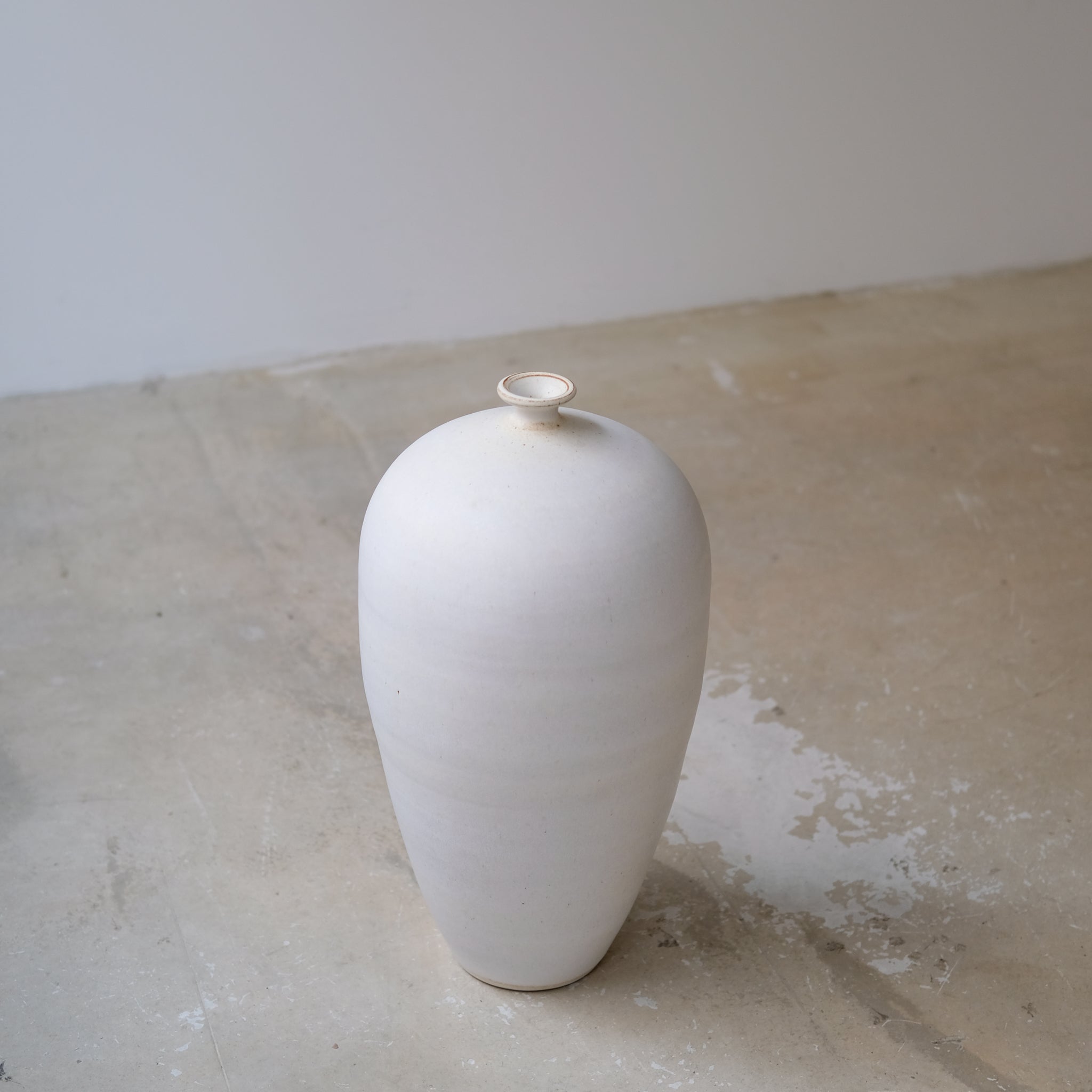 Vase en grès H 47cm - blanc mat par Kim Lê chez Brutal Ceramics