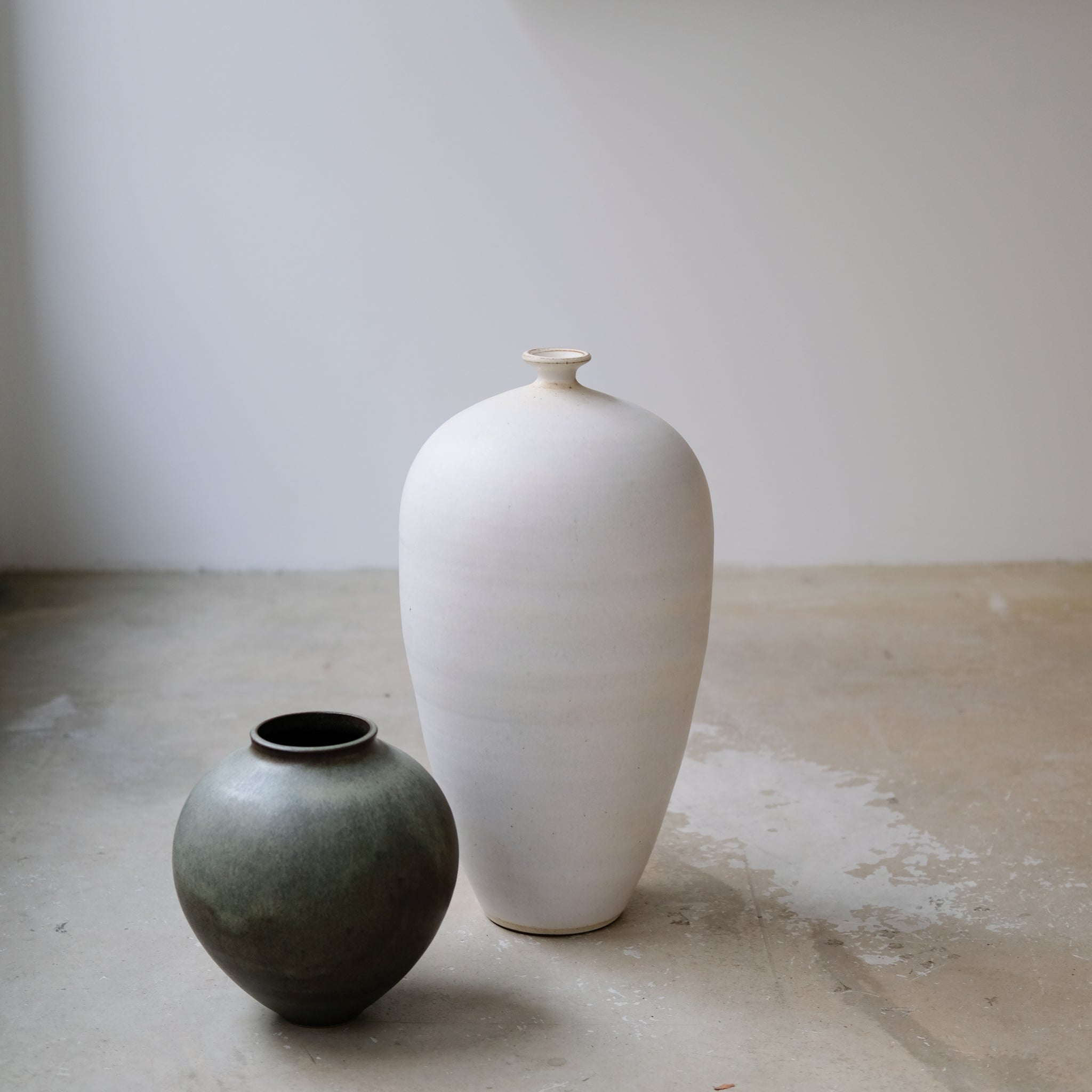 Vase en grès H 47cm - blanc mat par Kim Lê chez Brutal Ceramics