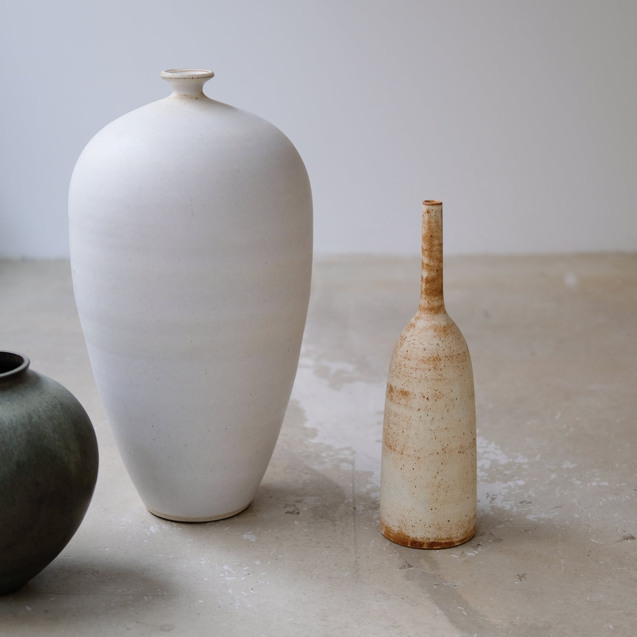 Vase bouteille en grès H 35cm - blanc orangé par Kim Lê chez Brutal Ceramics