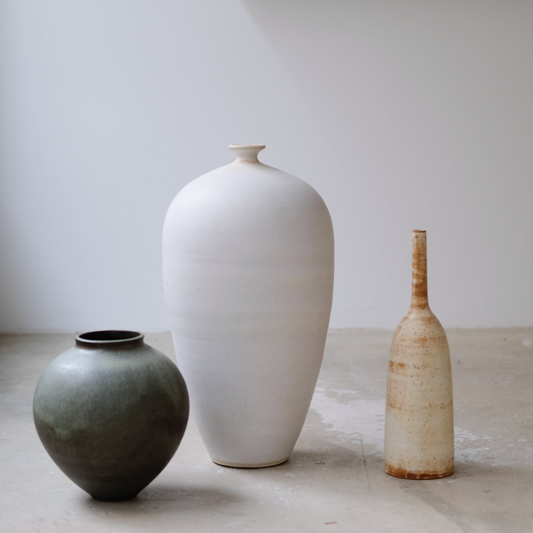 Vase bouteille en grès H 35cm - blanc orangé par Kim Lê chez Brutal Ceramics