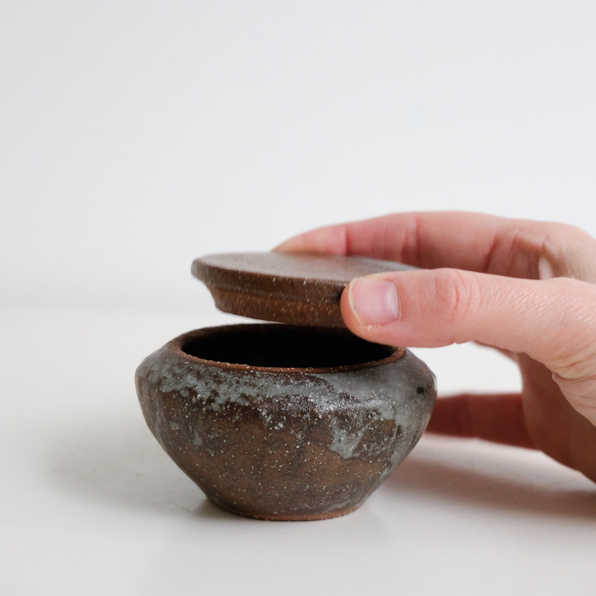 Boite S en grès H 6cm - marron gris de Lola Moreau chez Brutal Ceramics