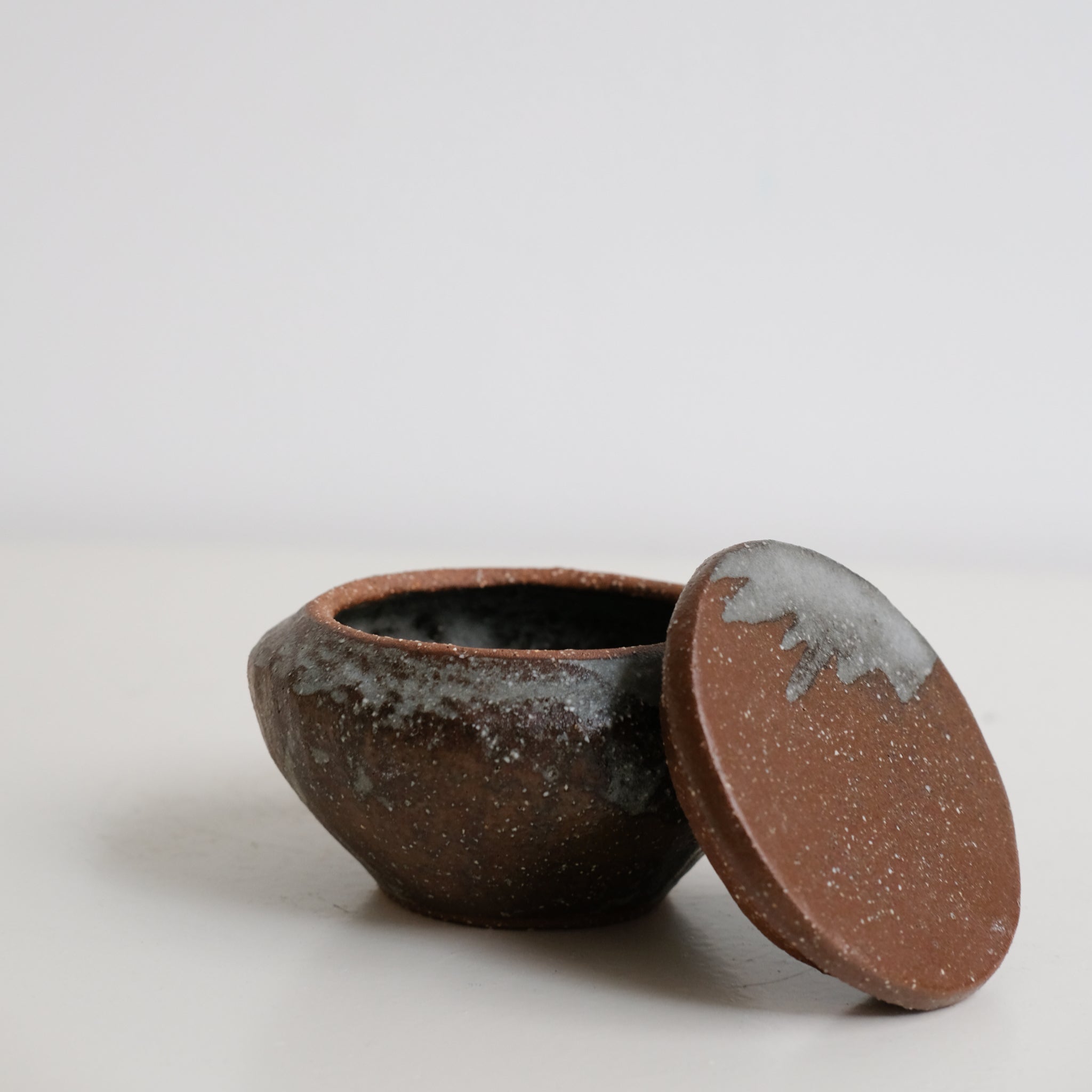 Boite S en grès H 6cm - marron gris de Lola Moreau chez Brutal Ceramics