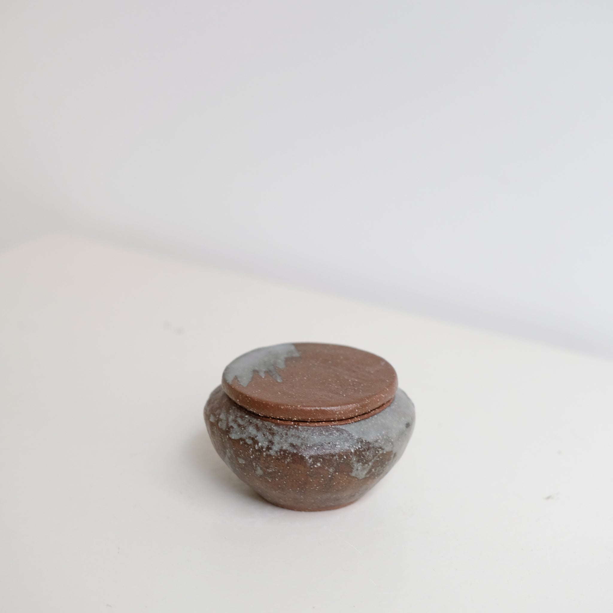Boite S en grès H 6cm - marron gris de Lola Moreau chez Brutal Ceramics