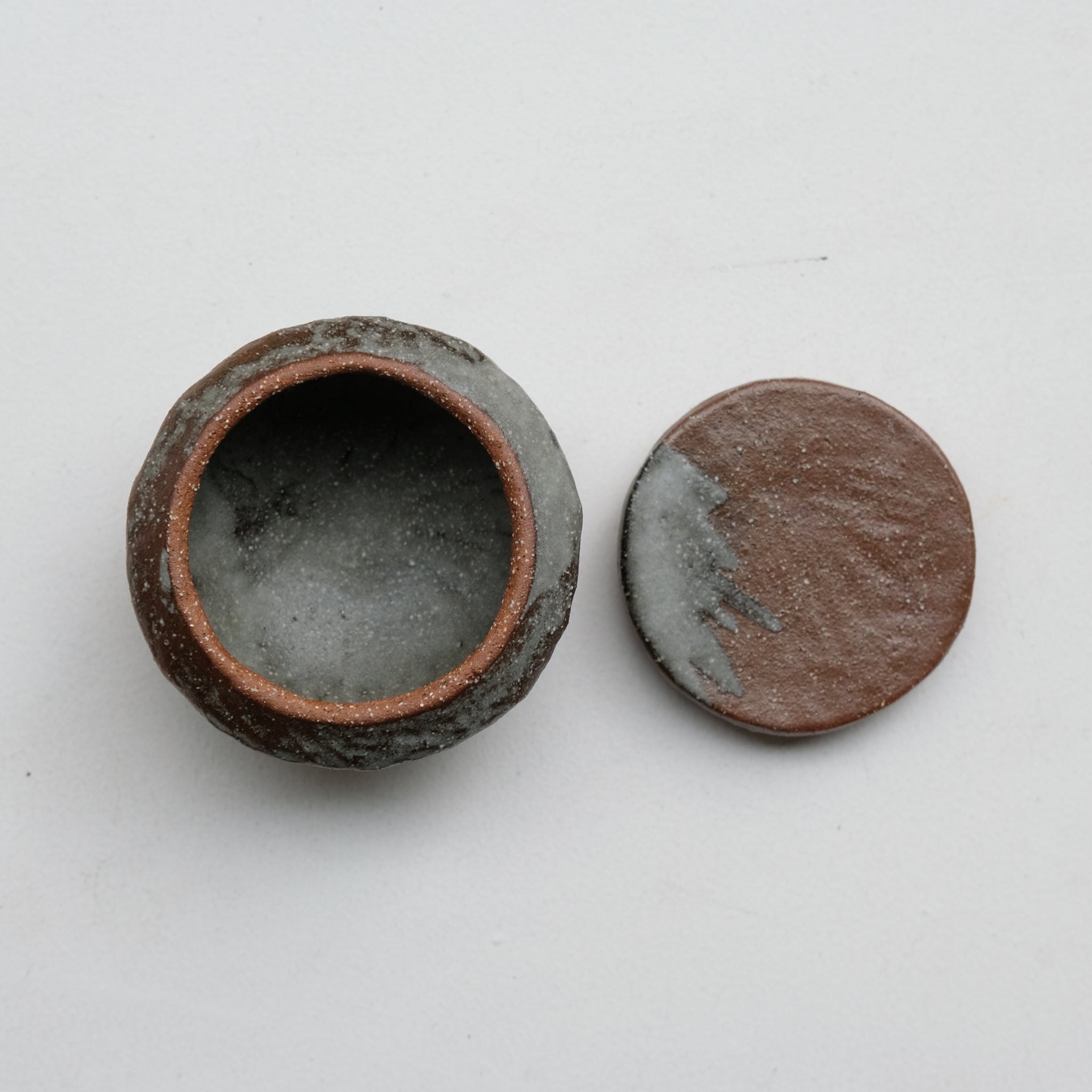 Boite S en grès H 6cm - marron gris de Lola Moreau chez Brutal Ceramics