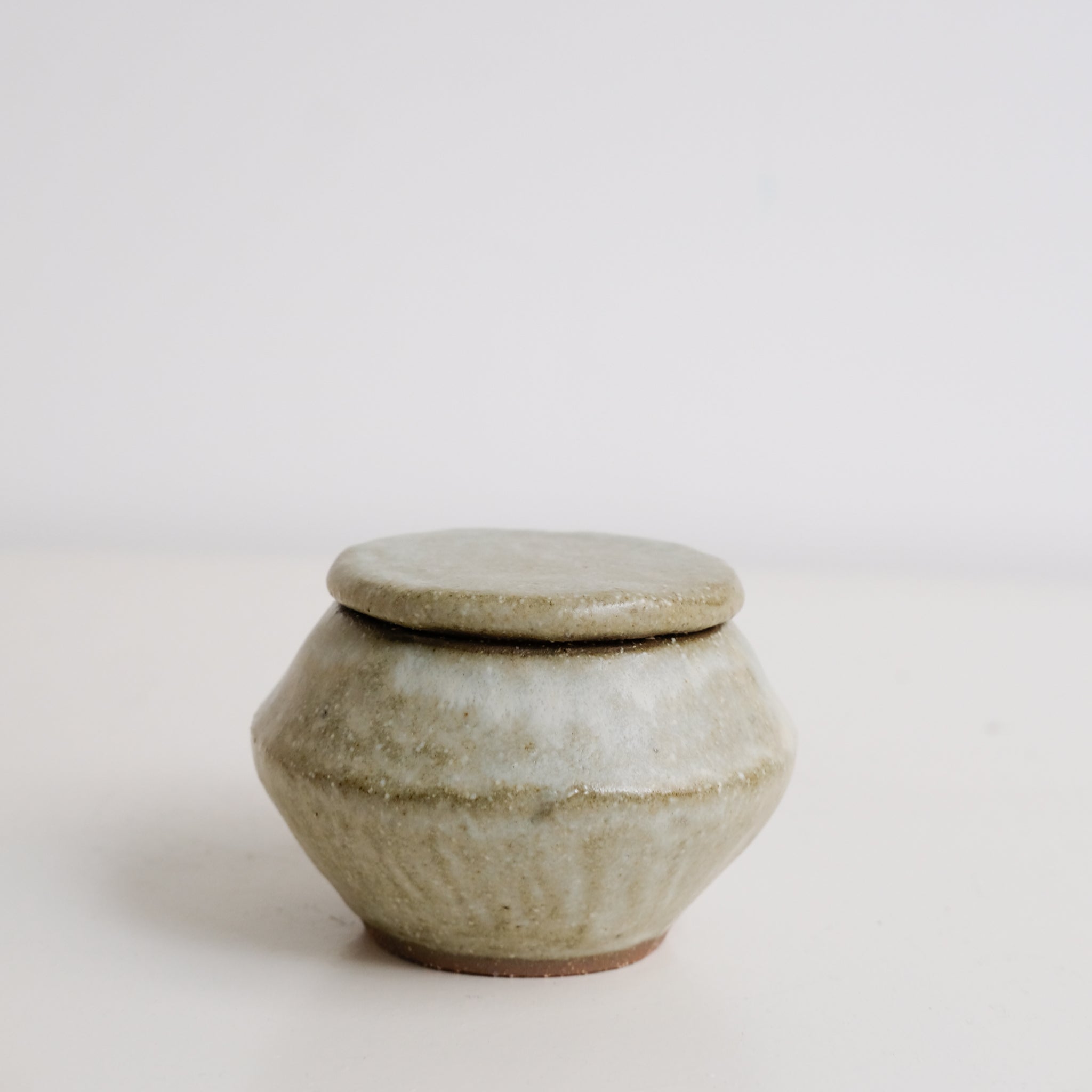Boite S en grès D 9cm - blanc vert de Lola Moreau chez Brutal Ceramics