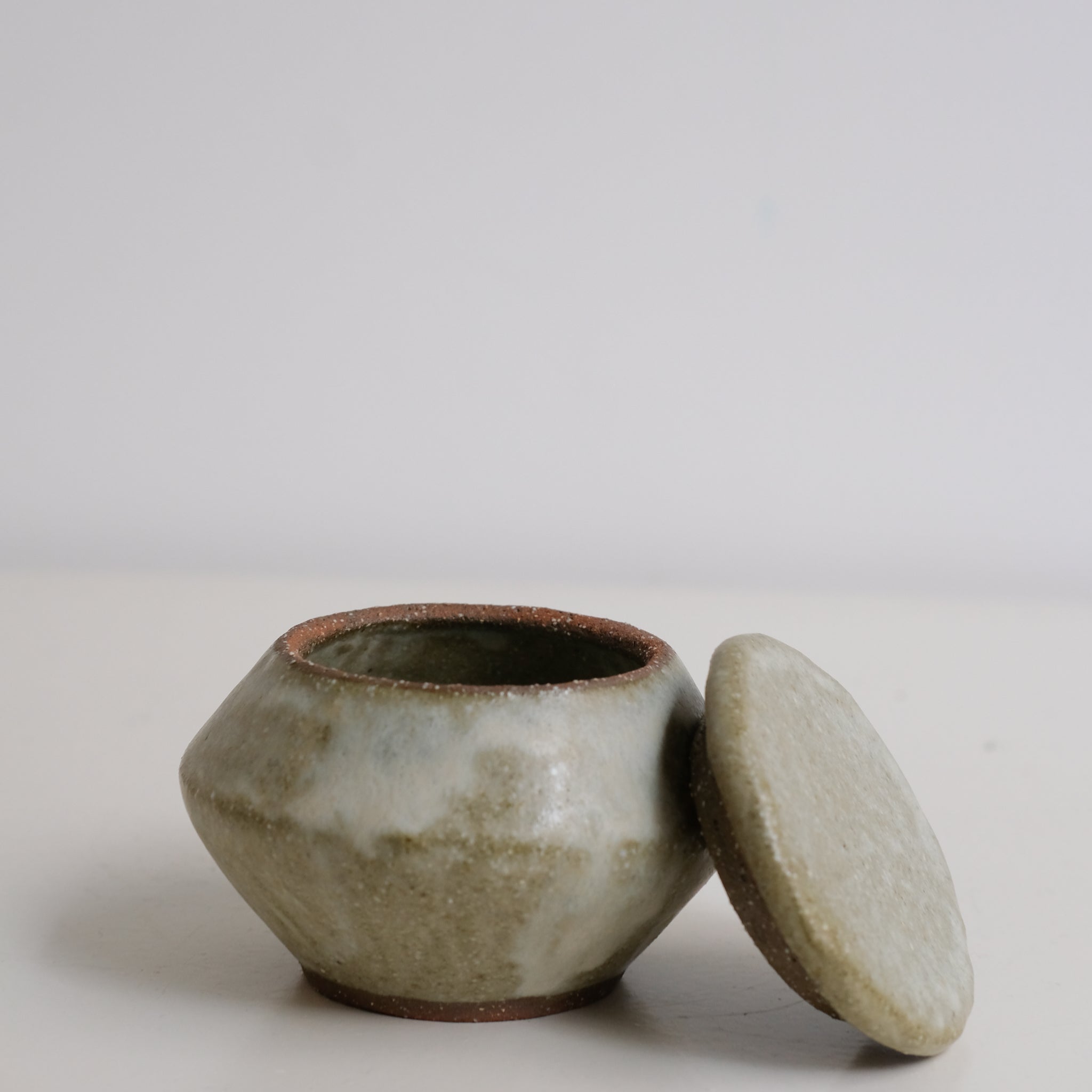 Boite S en grès D 9cm - blanc vert de Lola Moreau chez Brutal Ceramics