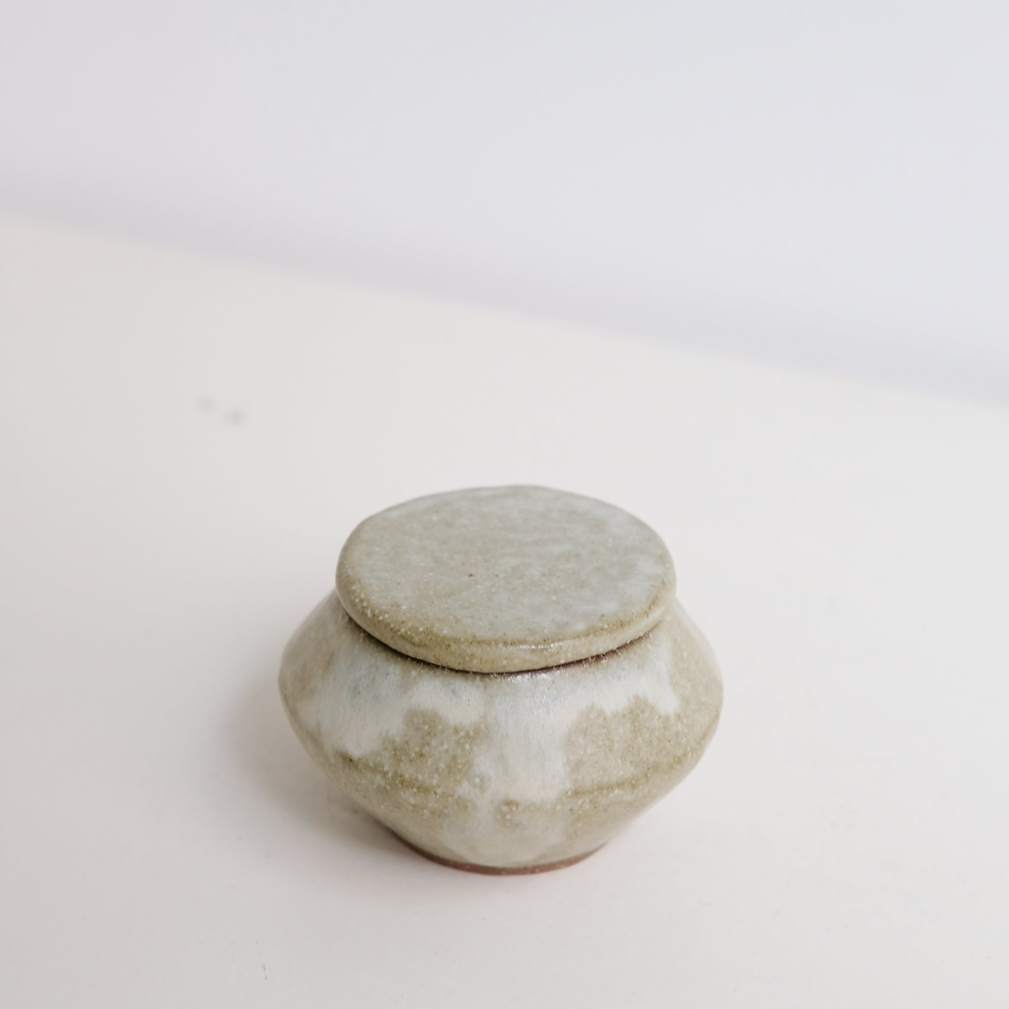Boite S en grès D 9cm - blanc vert de Lola Moreau chez Brutal Ceramics