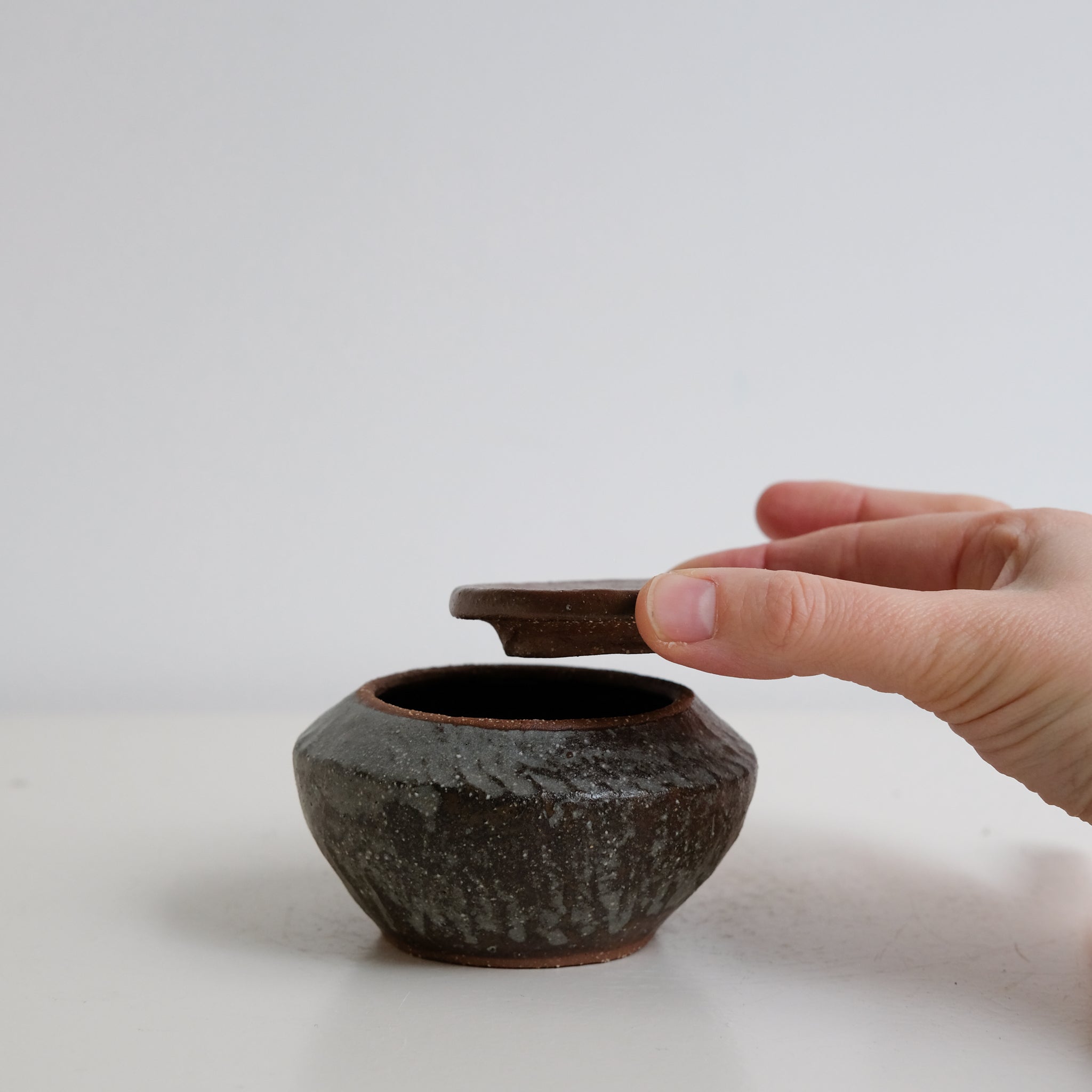 Boite M en grès D 10cm - marron gris de Lola Moreau chez Brutal Ceramics
