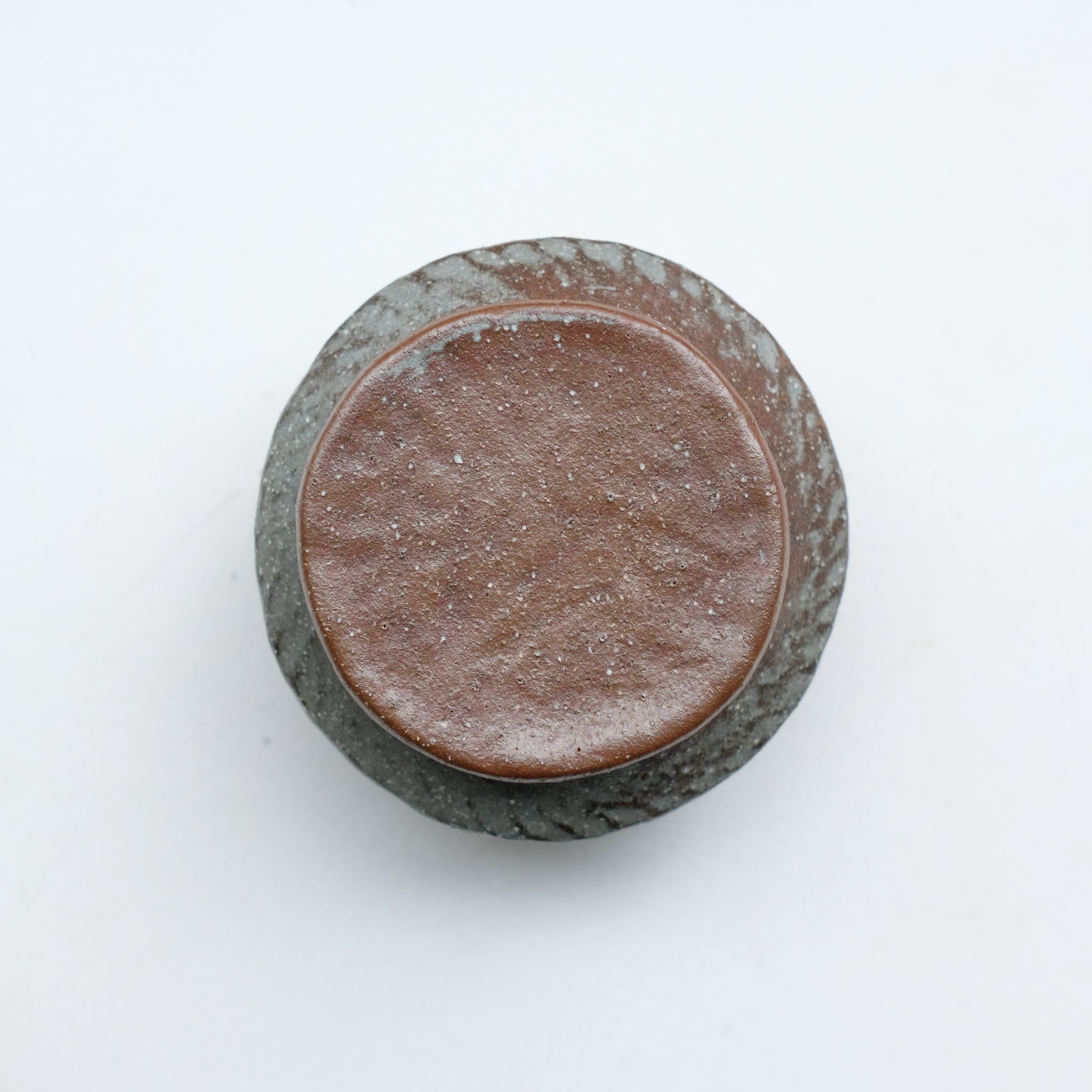 Boite M en grès D 10cm - marron gris de Lola Moreau chez Brutal Ceramics