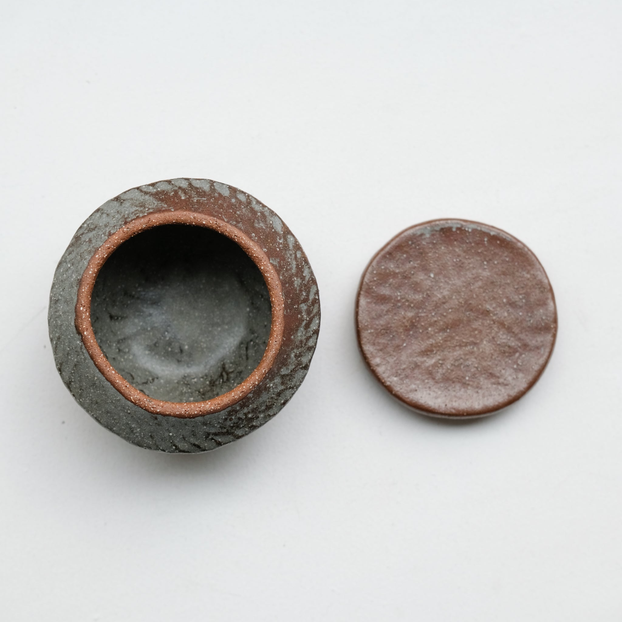 Boite M en grès D 10cm - marron gris de Lola Moreau chez Brutal Ceramics