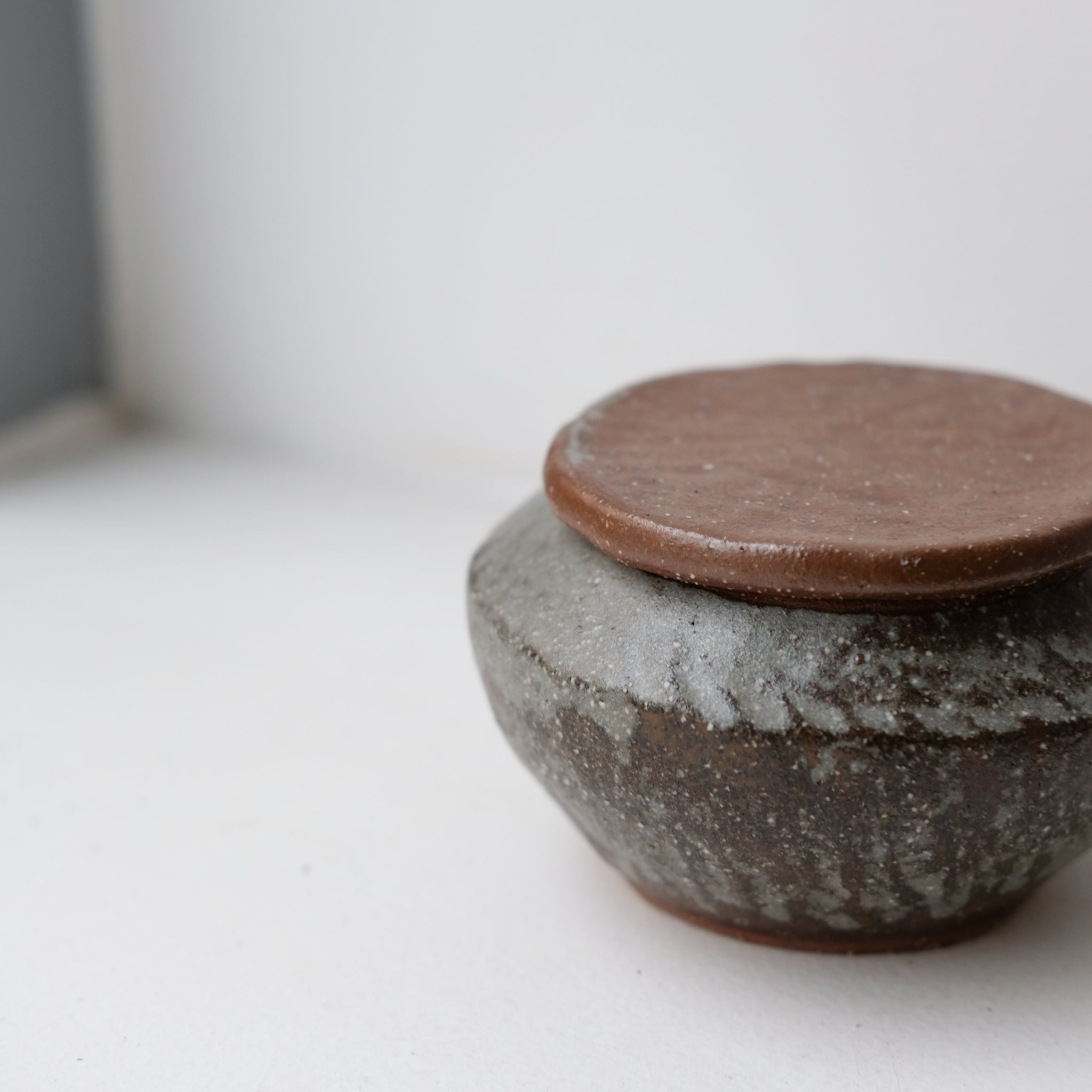 Boite M en grès D 10cm - marron gris de Lola Moreau chez Brutal Ceramics