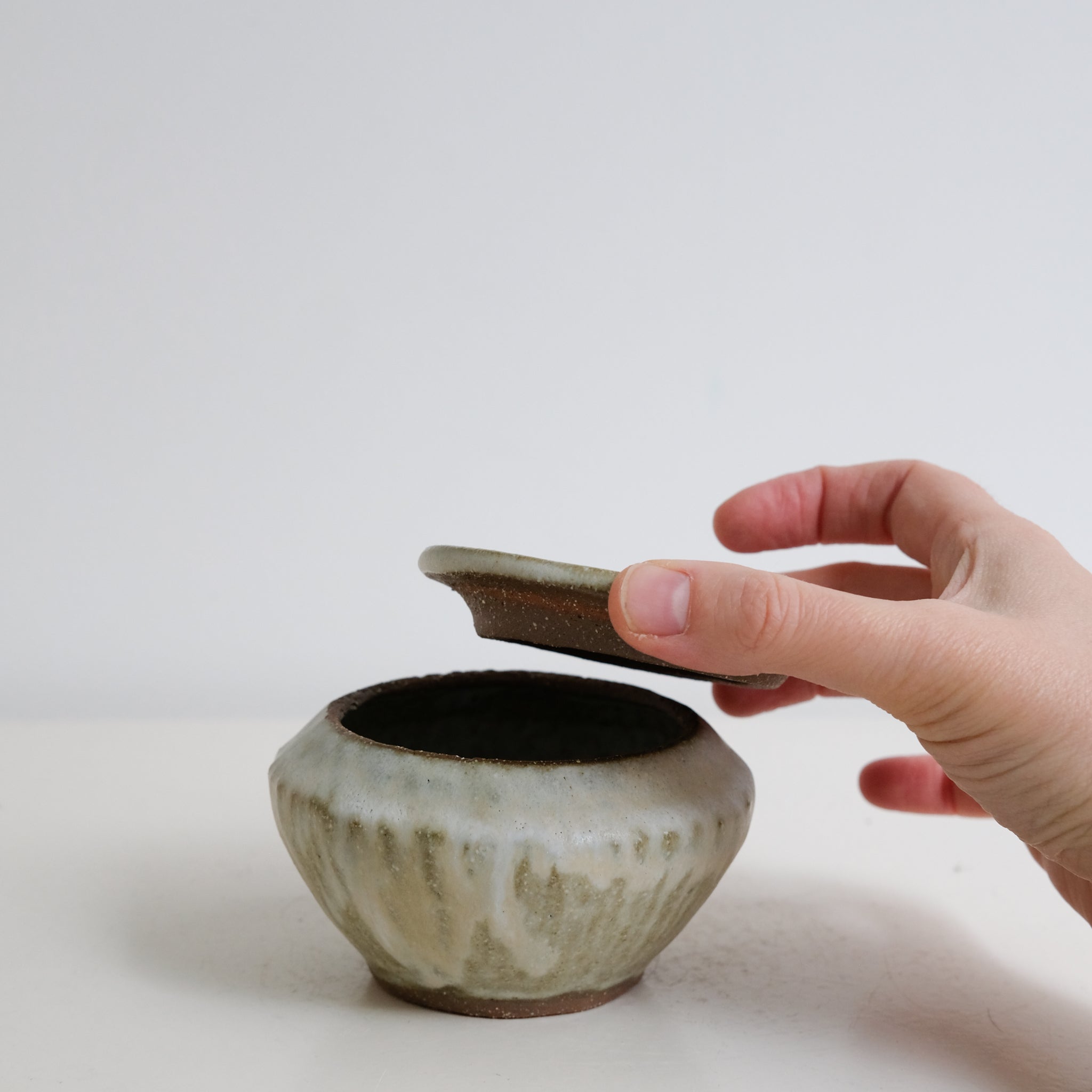Boite M en grès D 9cm - blanc vert de Lola Moreau chez Brutal Ceramics