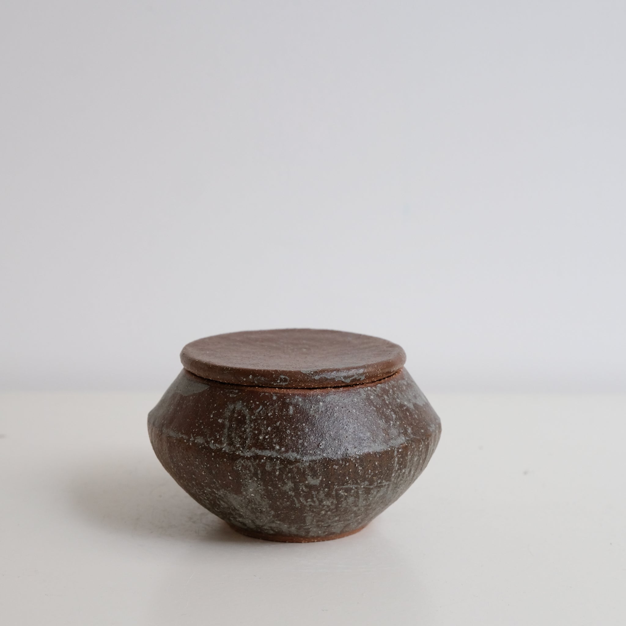 Boite L en grès D 12cm - marron gris de Lola Moreau chez Brutal Ceramics