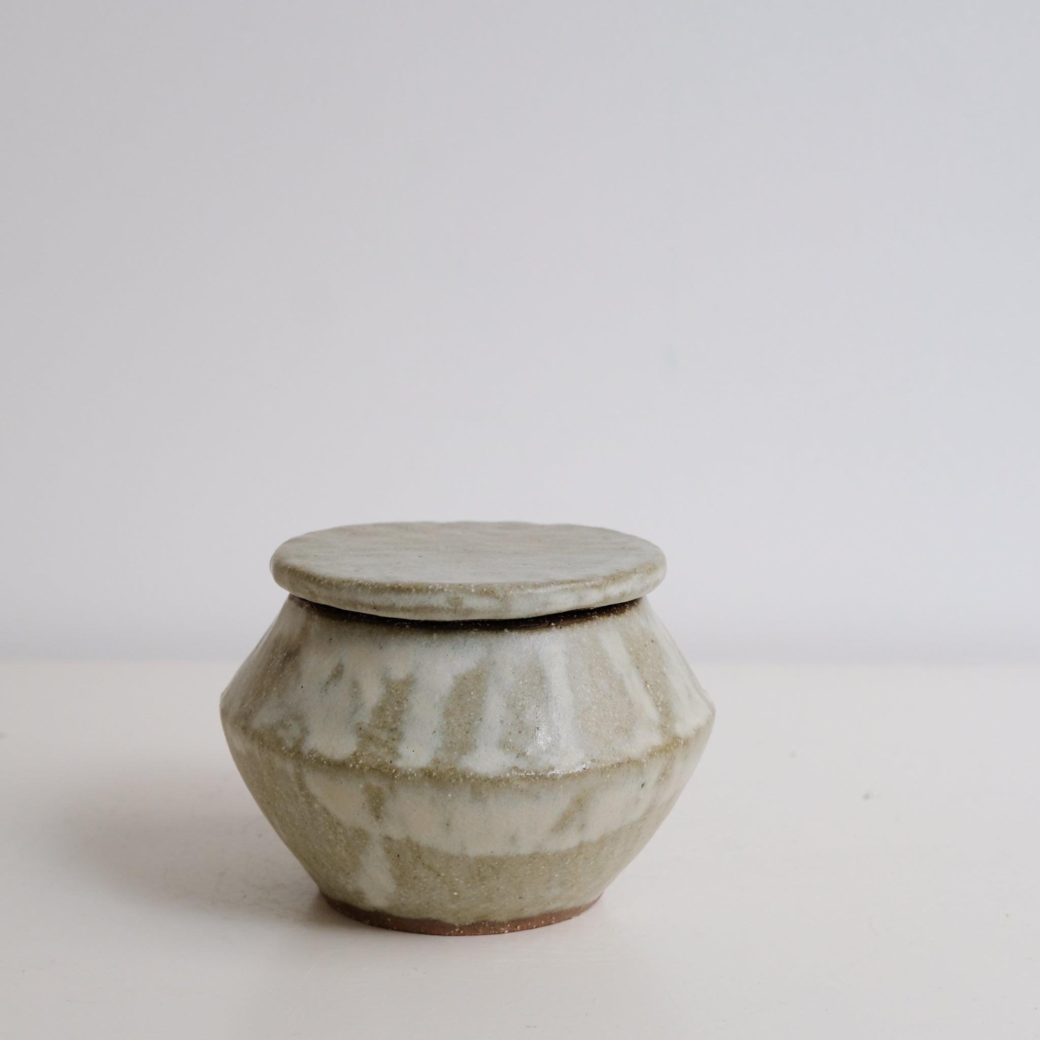 Boite L en grès D 12cm - blanc vert de Lola Moreau chez Brutal Ceramics