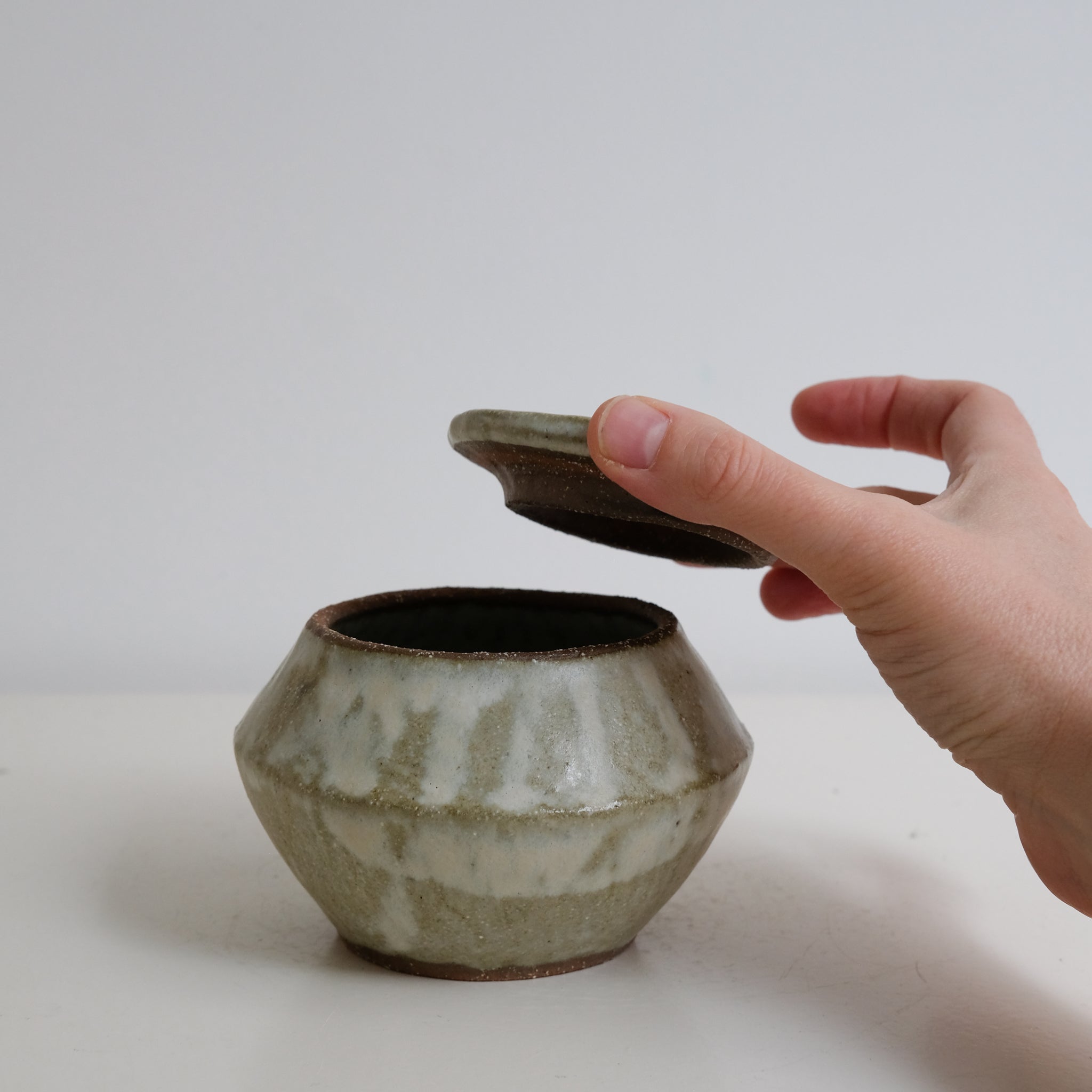 Boite L en grès D 12cm - blanc vert de Lola Moreau chez Brutal Ceramics