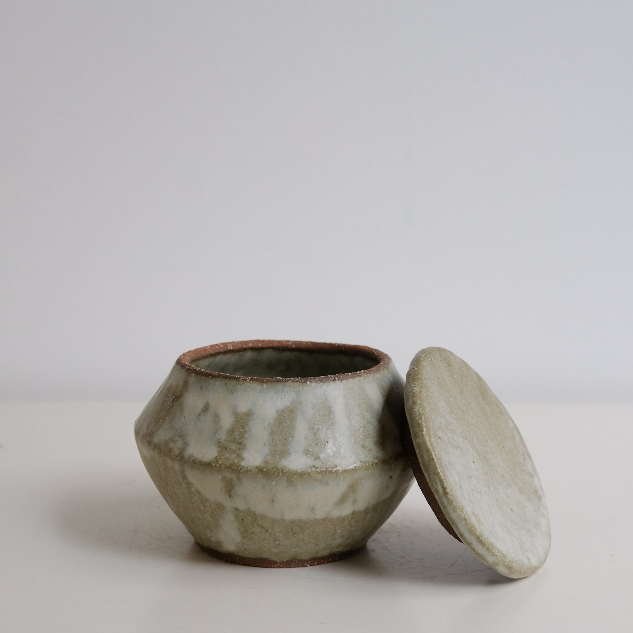 Boite L en grès D 12cm - blanc vert de Lola Moreau chez Brutal Ceramics