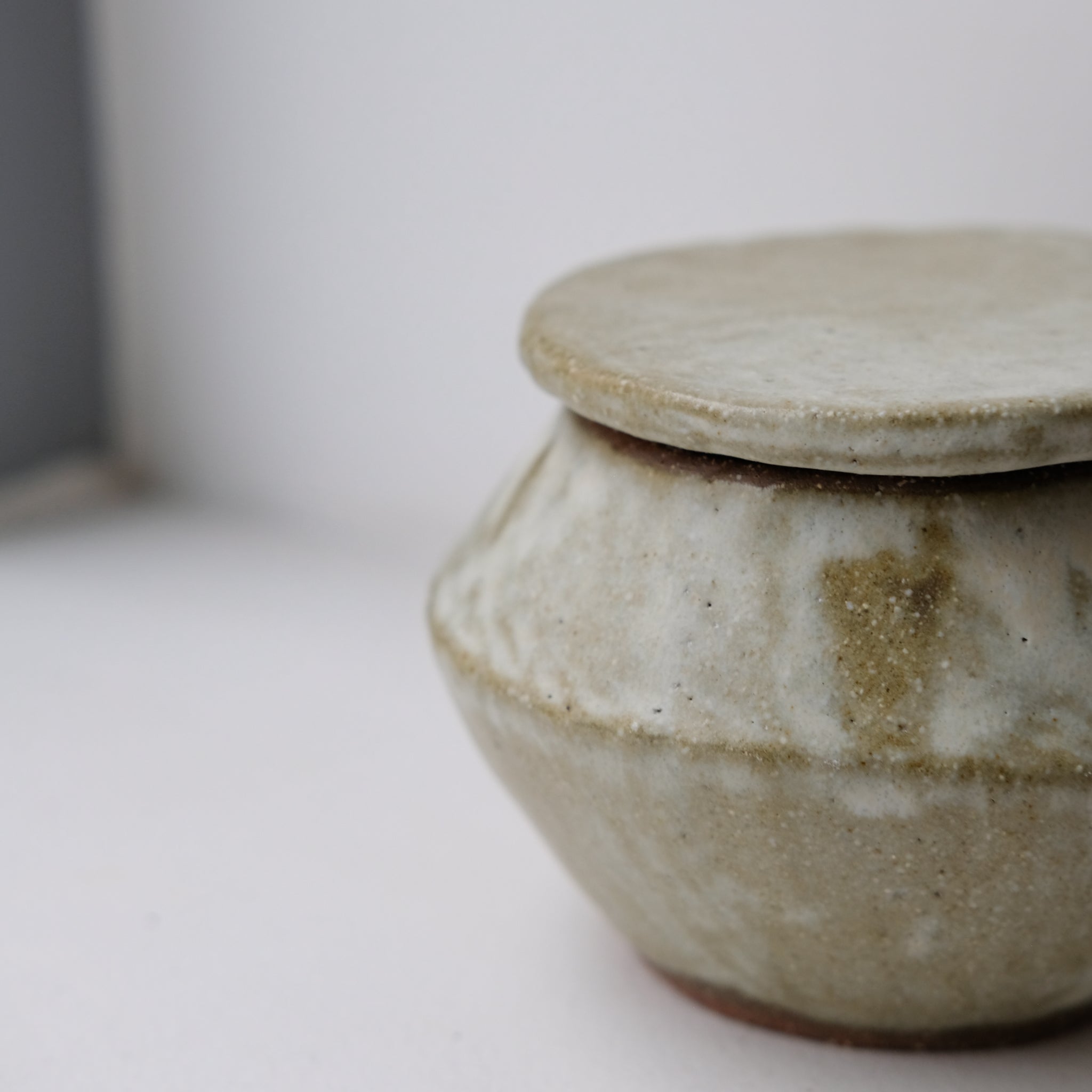 Boite L en grès D 12cm - blanc vert de Lola Moreau chez Brutal Ceramics