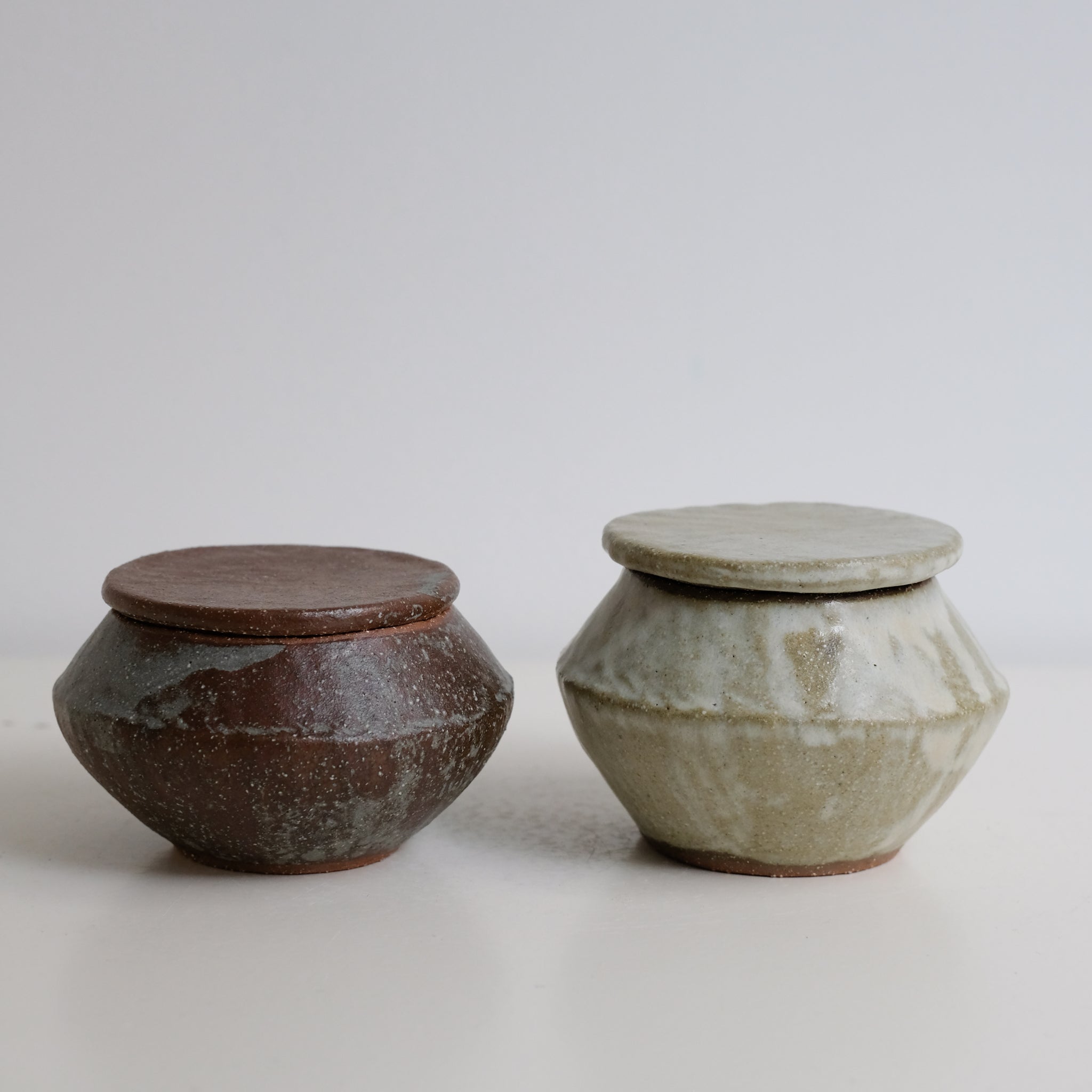 Boite L en grès D 12cm - blanc vert de Lola Moreau chez Brutal Ceramics
