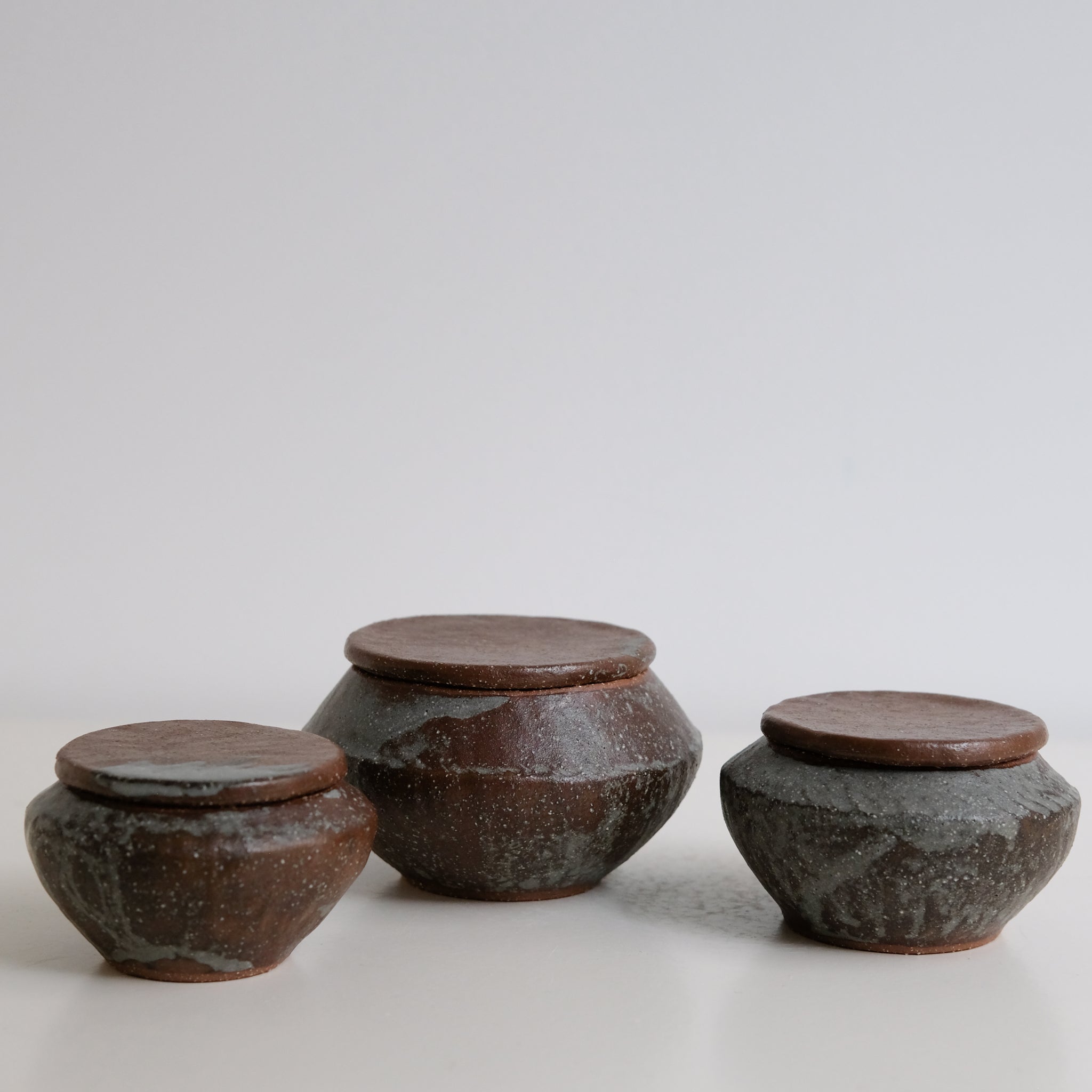 Boite M en grès D 10cm - marron gris de Lola Moreau chez Brutal Ceramics