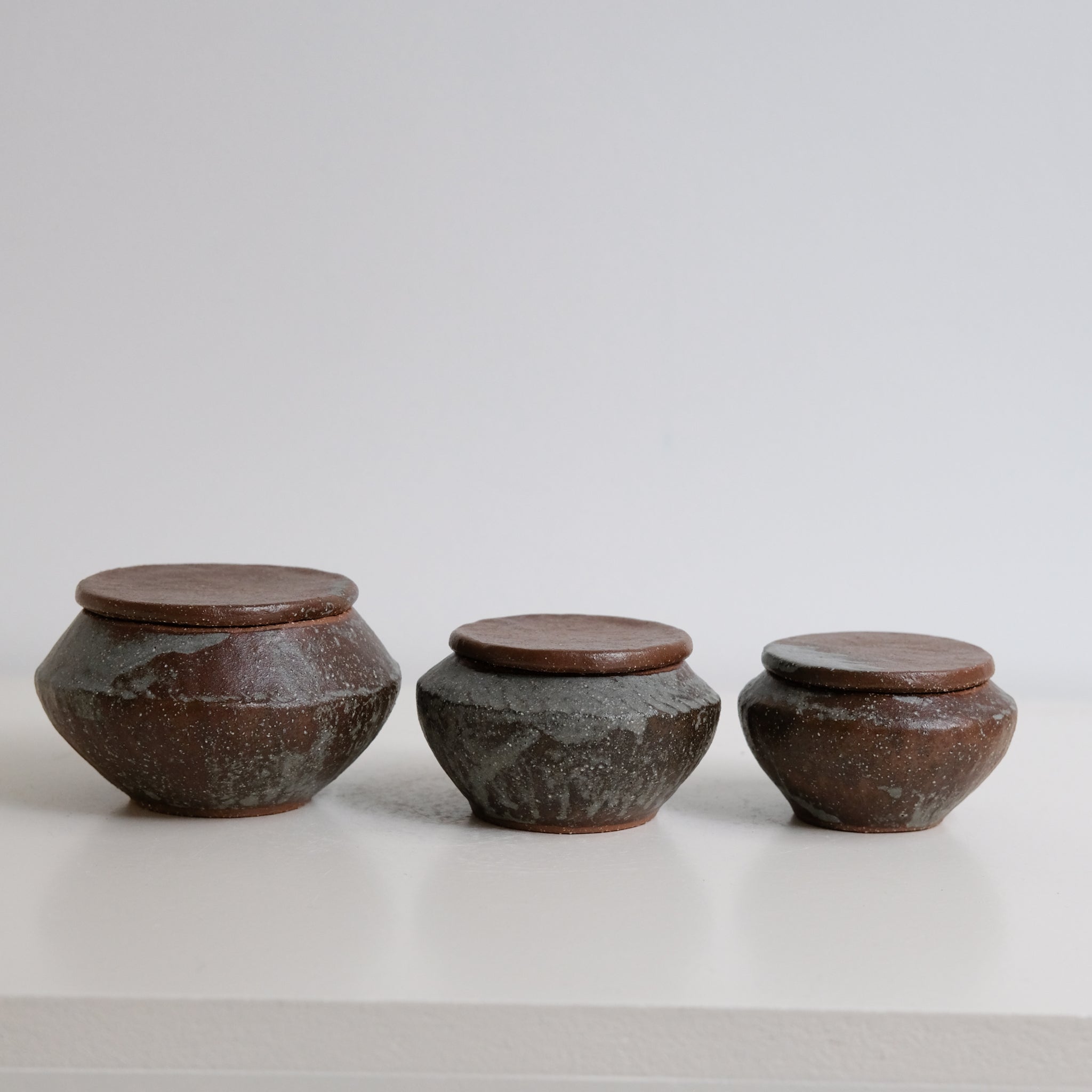 Boite L en grès D 12cm - marron gris de Lola Moreau chez Brutal Ceramics