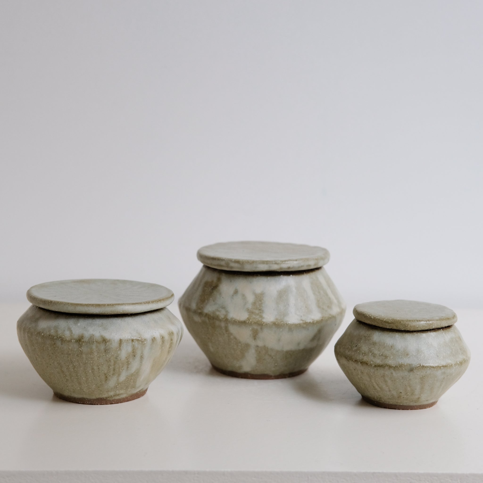 Boite M en grès D 9cm - blanc vert de Lola Moreau chez Brutal Ceramics