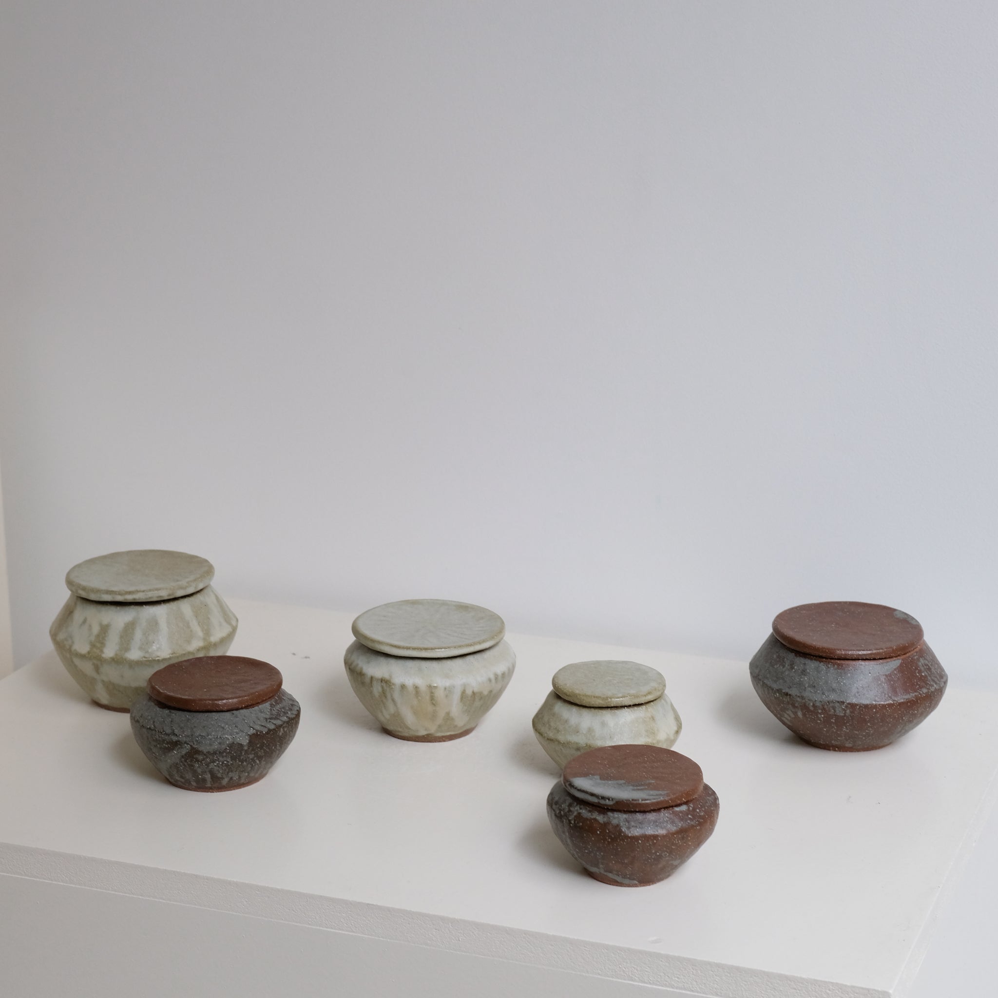 Boite M en grès D 9cm - blanc vert de Lola Moreau chez Brutal Ceramics