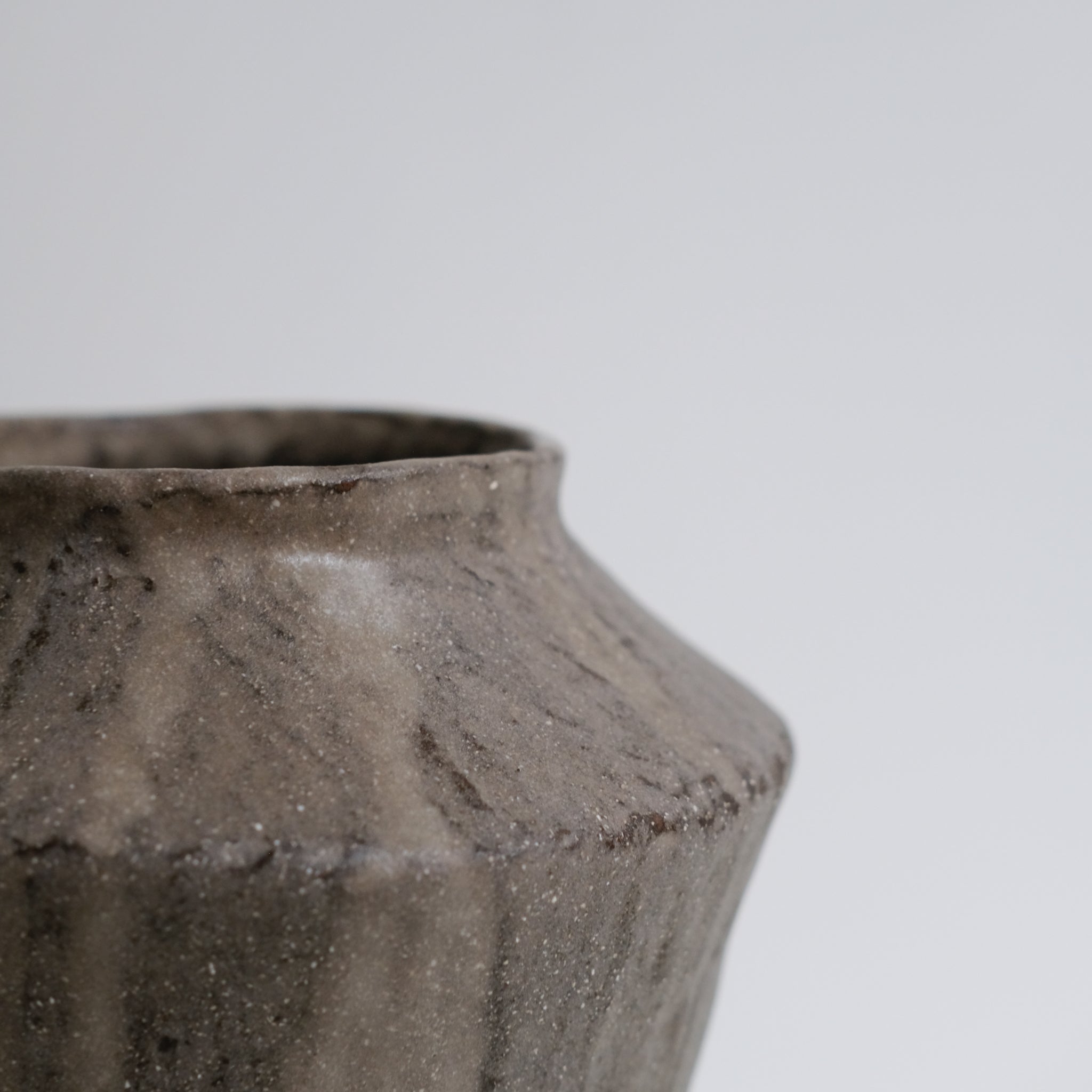 Vase en grès D 21cm - marron gris de Lola Moreau chez Brutal Ceramics