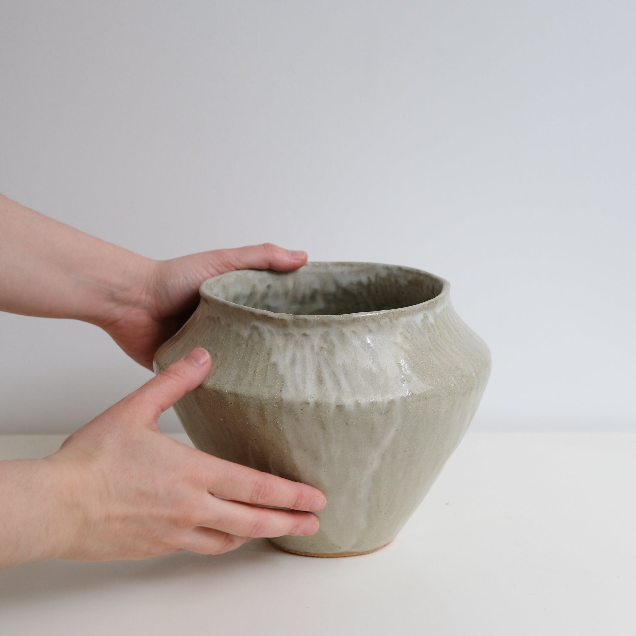 Vase en grès H 17,5cm - Blanc vert de Lola Moreau chez Brutal Ceramics
