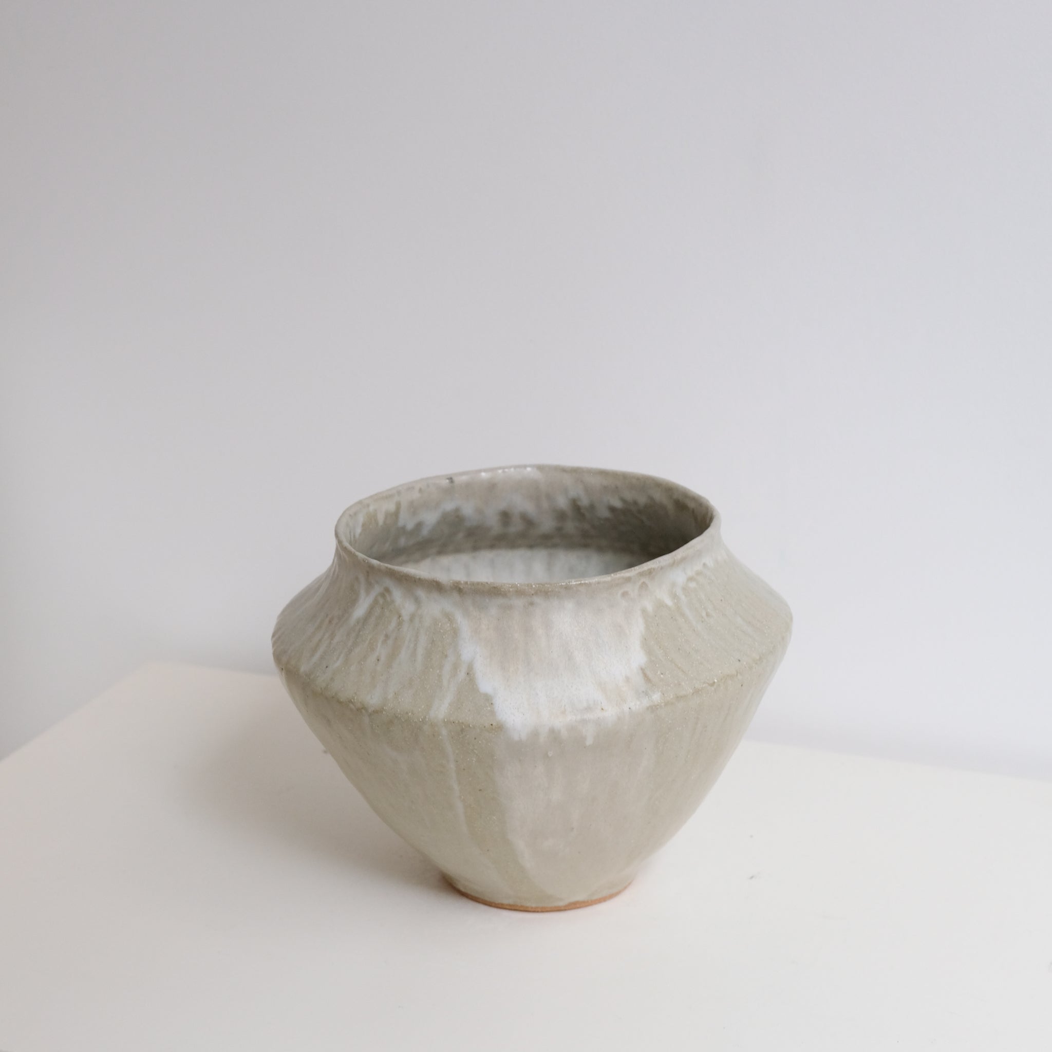 Vase en grès H 17,5cm - Blanc vert de Lola Moreau chez Brutal Ceramics