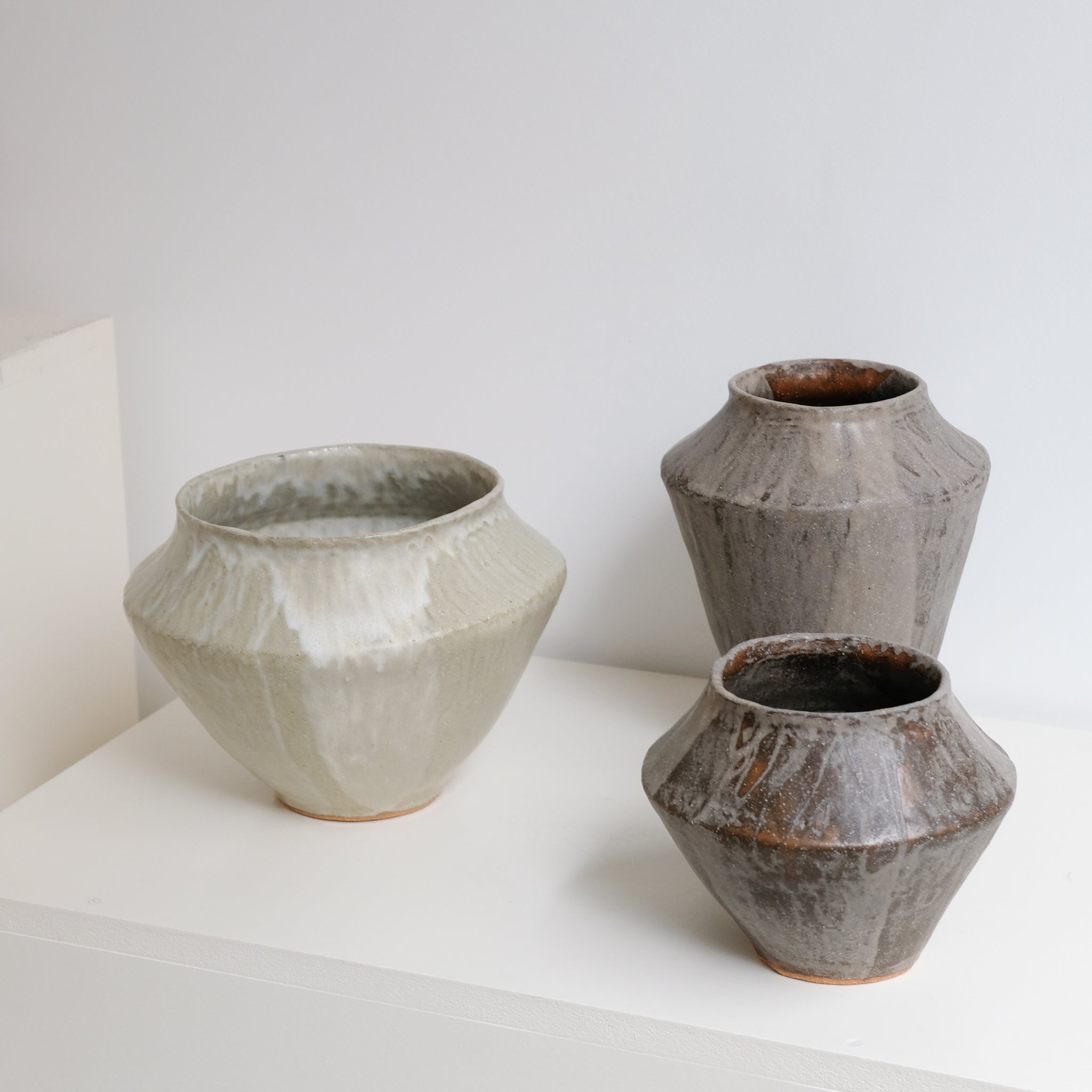 Vase en grès H 13,5cm - marron gris de Lola Moreau chez Brutal Ceramics