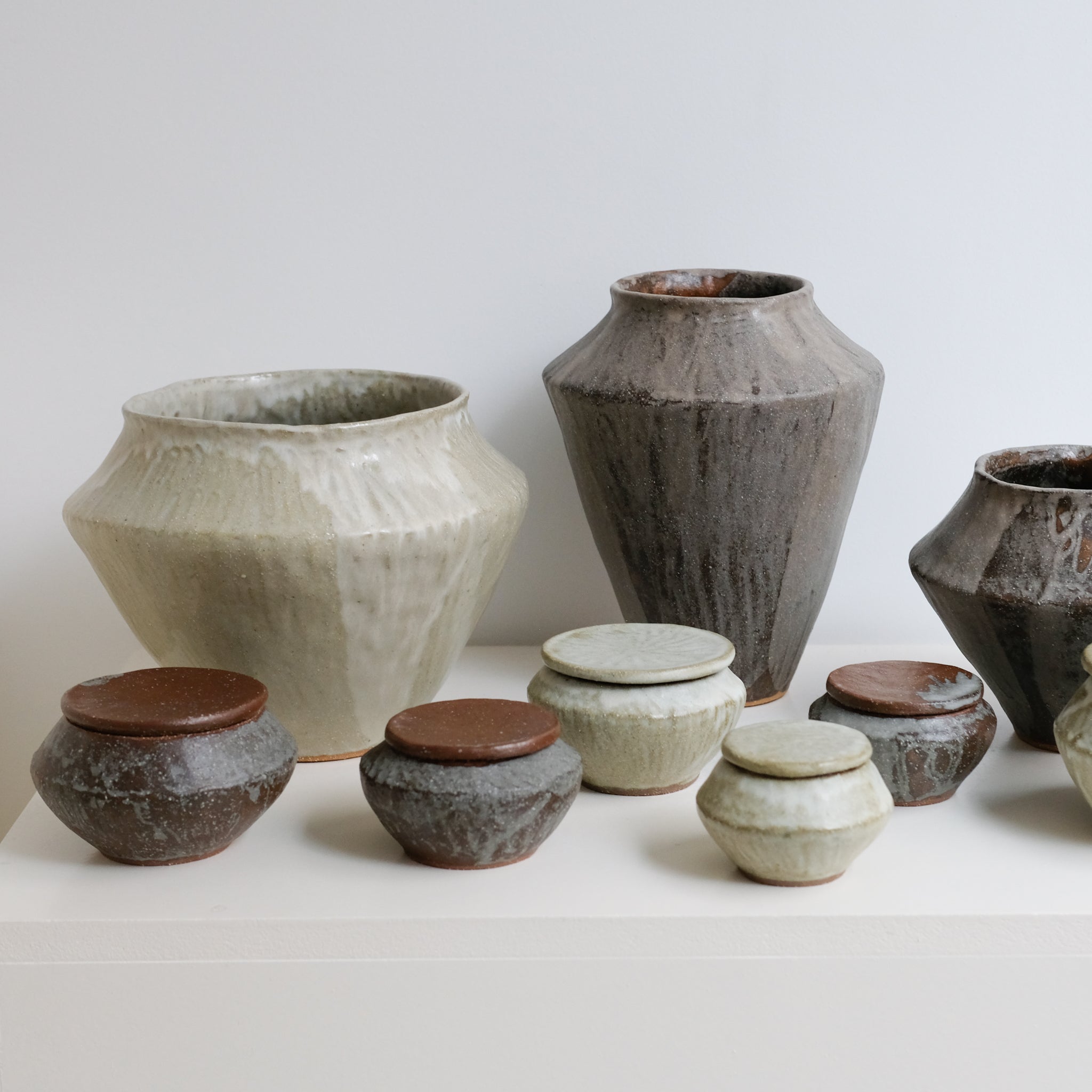 Boite M en grès D 9cm - blanc vert de Lola Moreau chez Brutal Ceramics