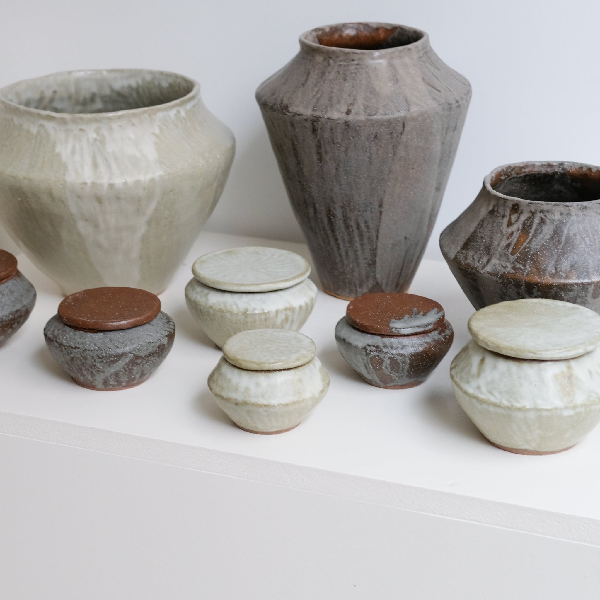 Boite S en grès D 9cm - blanc vert de Lola Moreau chez Brutal Ceramics