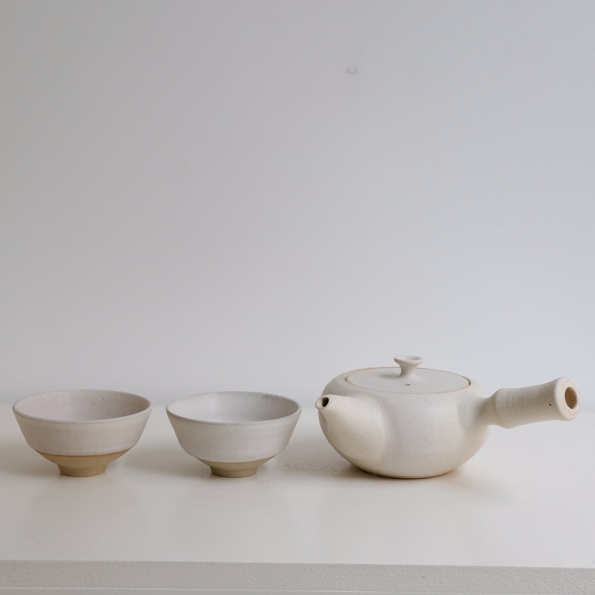 Set Théière(500ml) + 2 tasses(125ml) en grès - blanc beige de Louise Traon chez Brutal Ceramics
