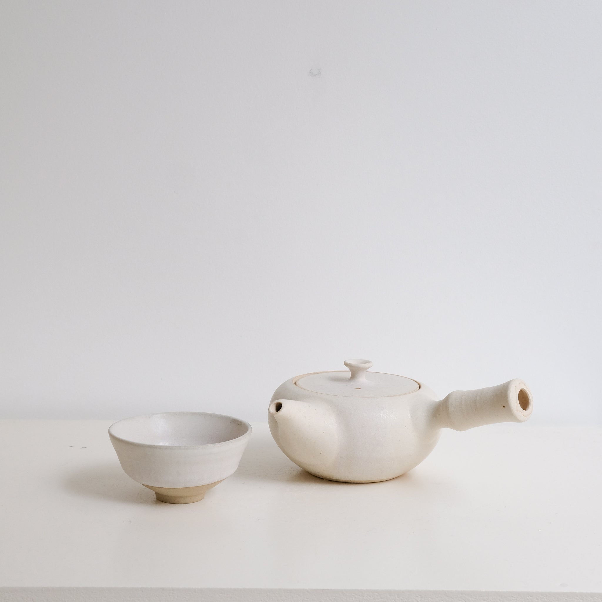 Tasse en grès blanc 125ml - blanc beige de Louise Traon chez Brutal Ceramics