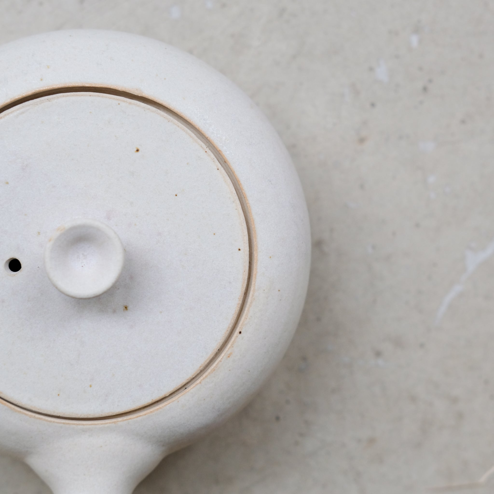 Set Théière(500ml) + 2 tasses(125ml) en grès - blanc beige de Louise Traon chez Brutal Ceramics