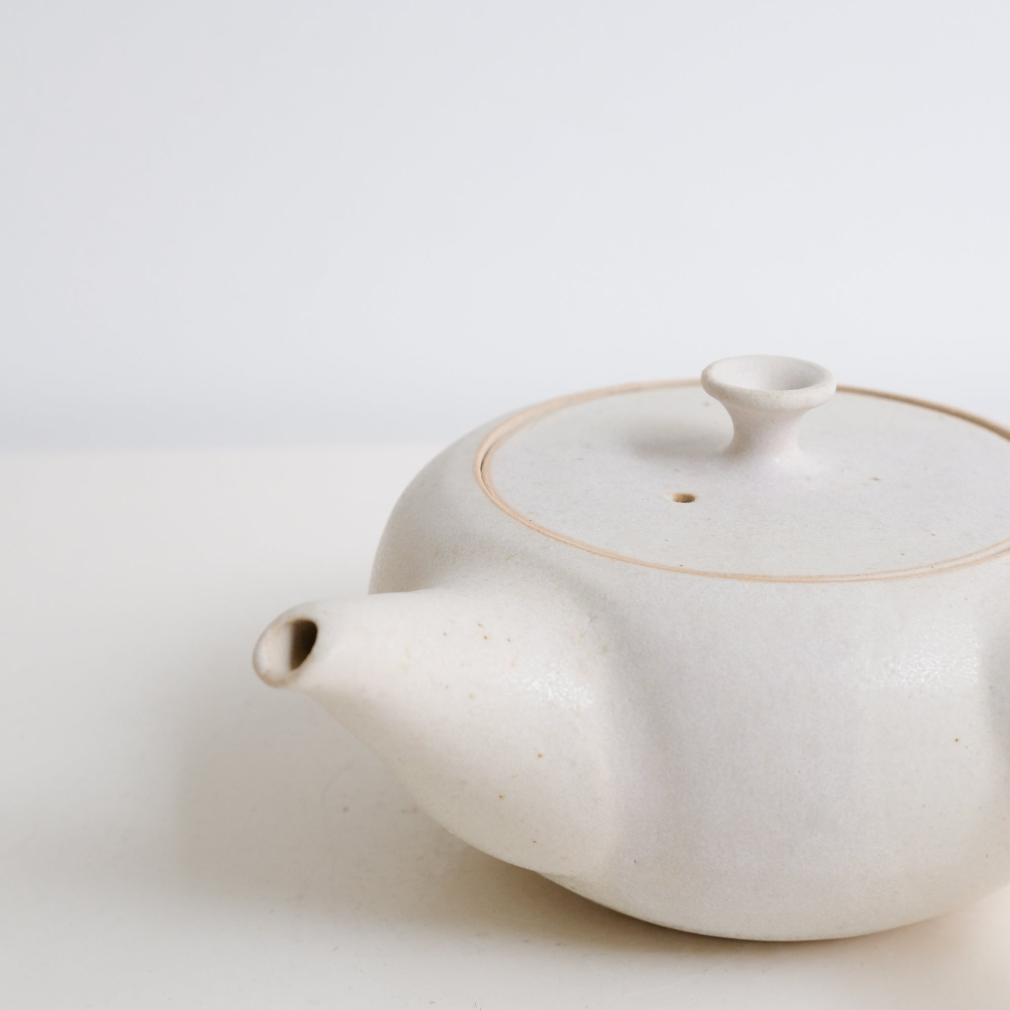 Set Théière(500ml) + 2 tasses(125ml) en grès - blanc beige de Louise Traon chez Brutal Ceramics