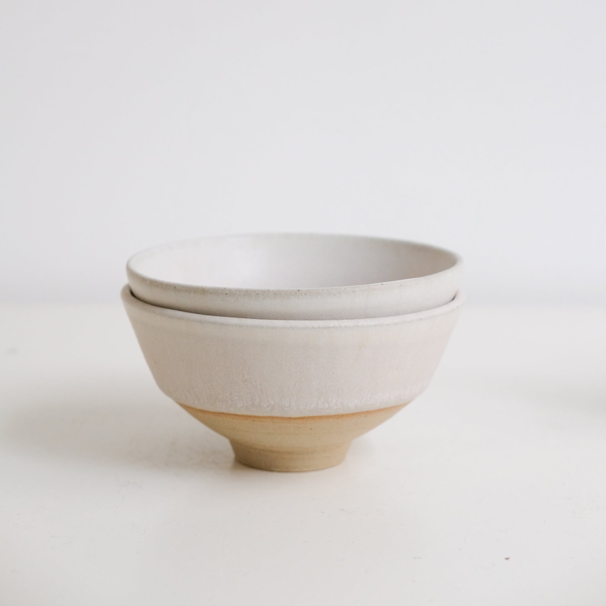 Tasse en grès blanc 125ml - blanc beige de Louise Traon chez Brutal Ceramics